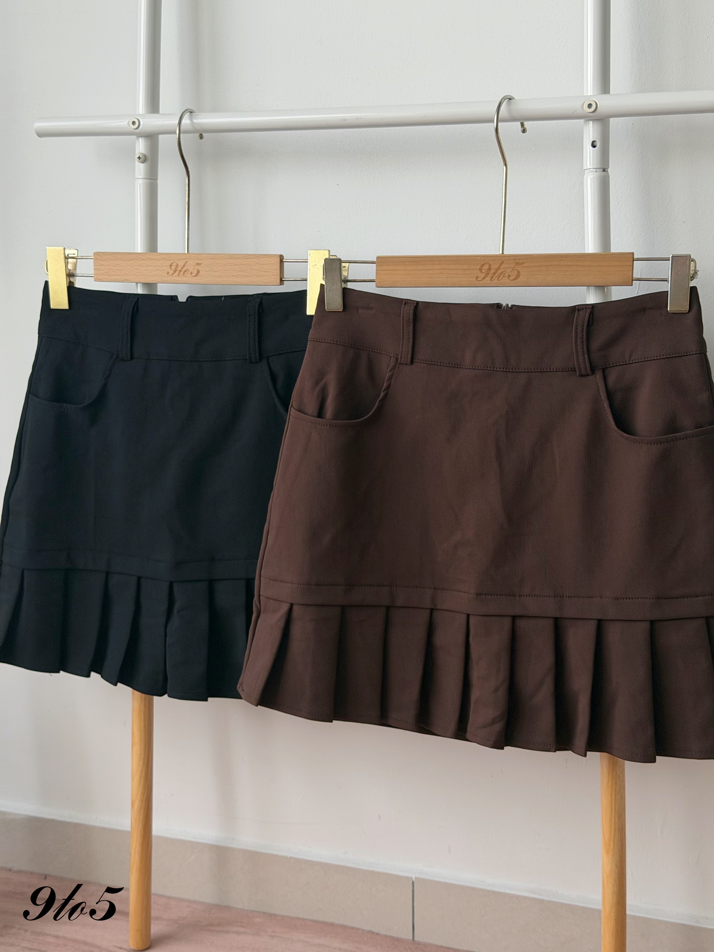 S2047 A Line Short Pleated Skirt - Black & Brown