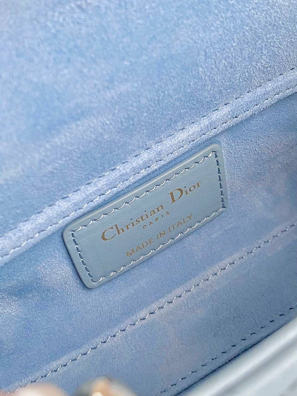 云雾蓝超迷你🩵🩵 𝗗𝗶𝗼𝗿 𝗗-𝗝𝗼𝘆 𝗯𝗮𝗴羊皮，新色 时尚果然就是轮回，回归了一把中古戴妃 长方包形，短链条➕细长肩带直接封神！！ 复古时髦感超强，真是什么场合都可以把住 绝对是lady中的天花板了，强势出圈啦姐妹们😍🤩 17.5×10.5×6cm