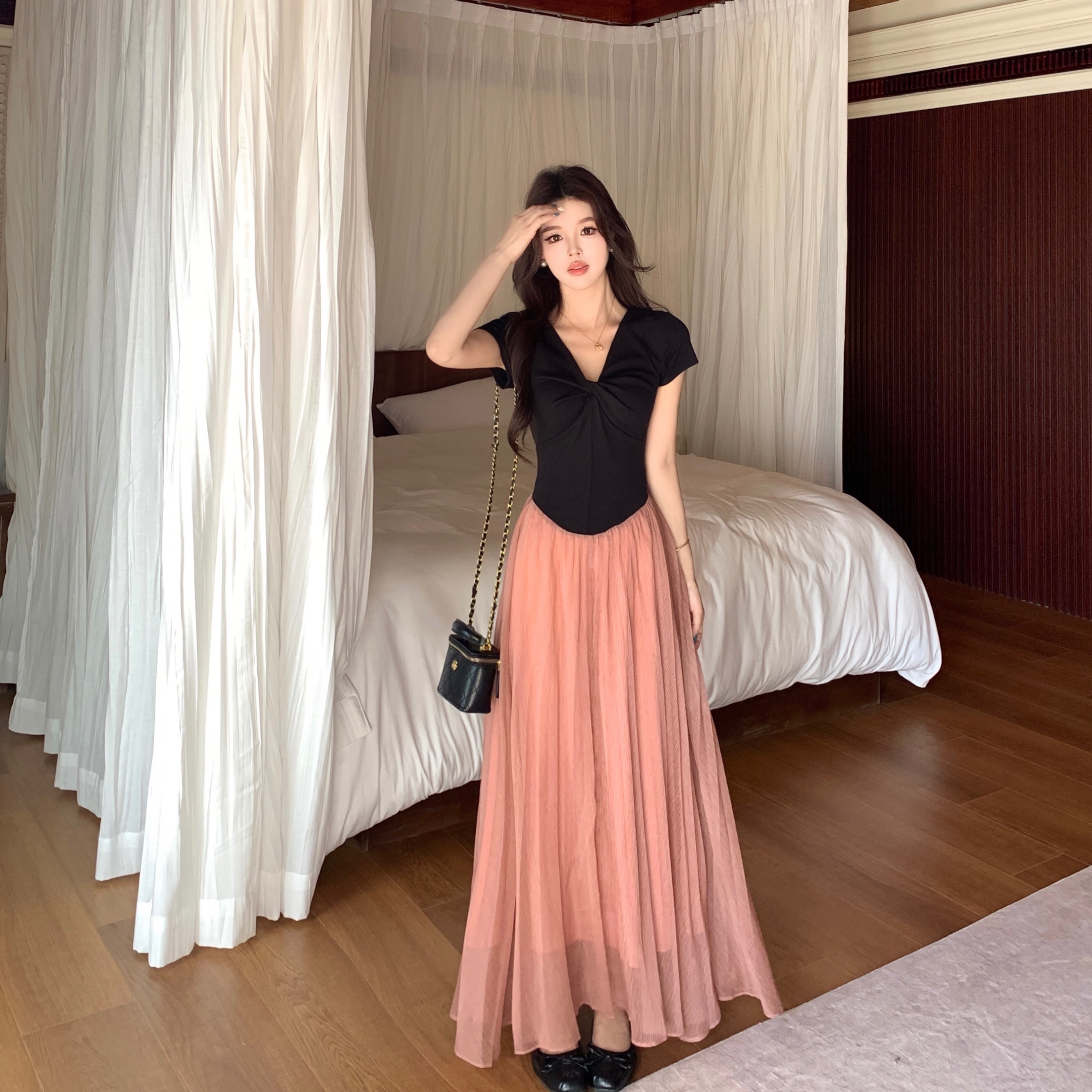 B153(6982) 韩版甜美风蝴蝶结型扭结V领拼下摆粉雪纺纱黑连身裙