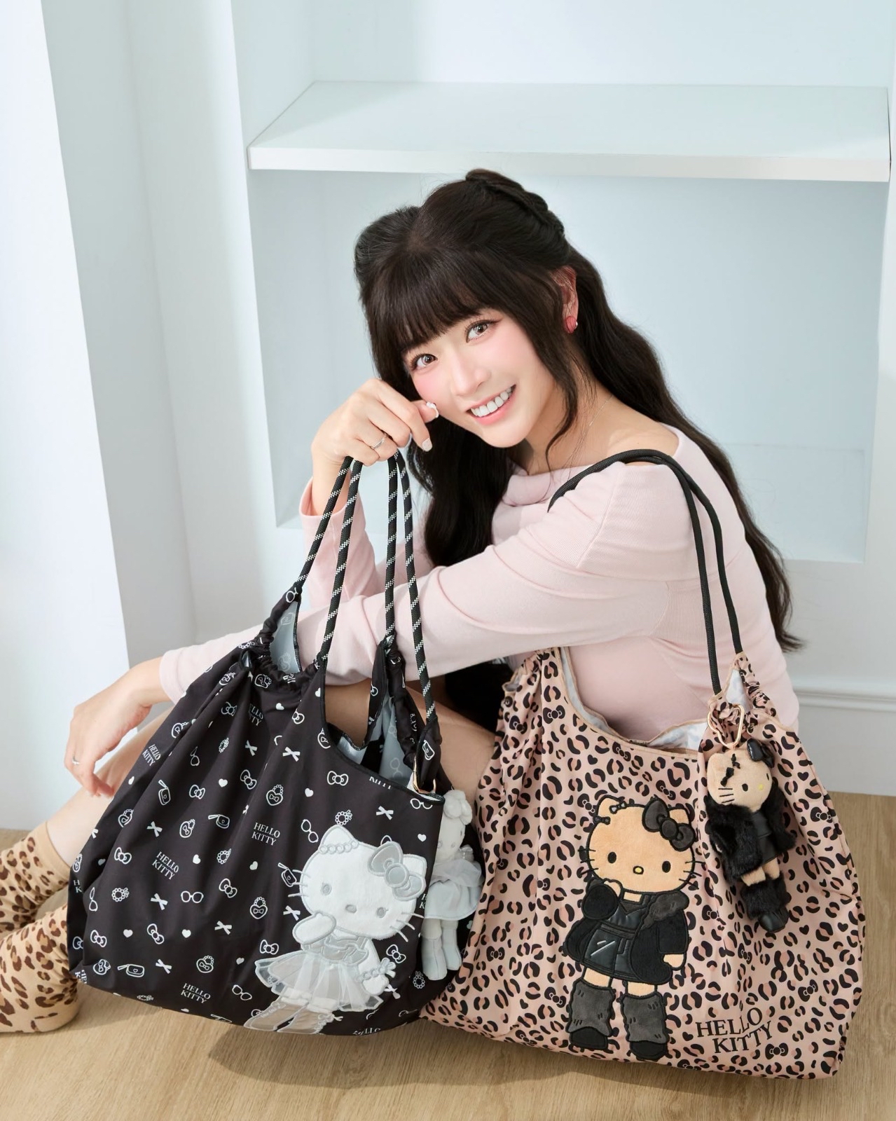 （約12月尾到貨）🇹🇼台灣超商限定Hello Kitty 15cm絨毛吊飾+刺繡購物袋💕