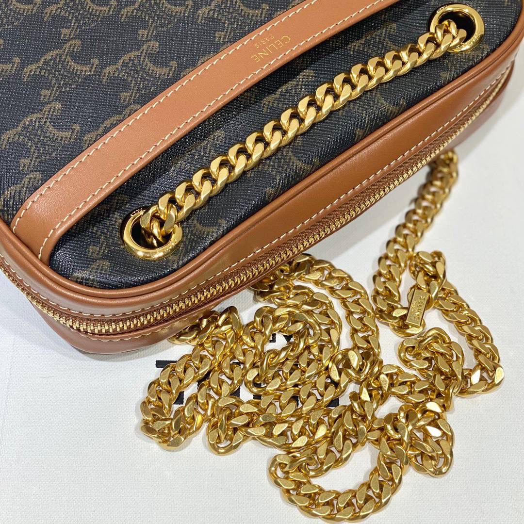 🔥大货实拍图 𝗖𝗘𝗟𝗜𝗡𝗘♥𝗖𝗔𝗡𝗩𝗔𝗦 𝗣𝗔𝗧𝗔𝗣𝗔𝗡𝗦 型号：196252 尺寸：20.5*15*4.5cm 不得不承认最近的Celine的老花系列有点Old Celine的味道，虽然不是皮的面料，但是很耐用，挎在腋下复古又文艺～目测会成为新一季爆款 🥳