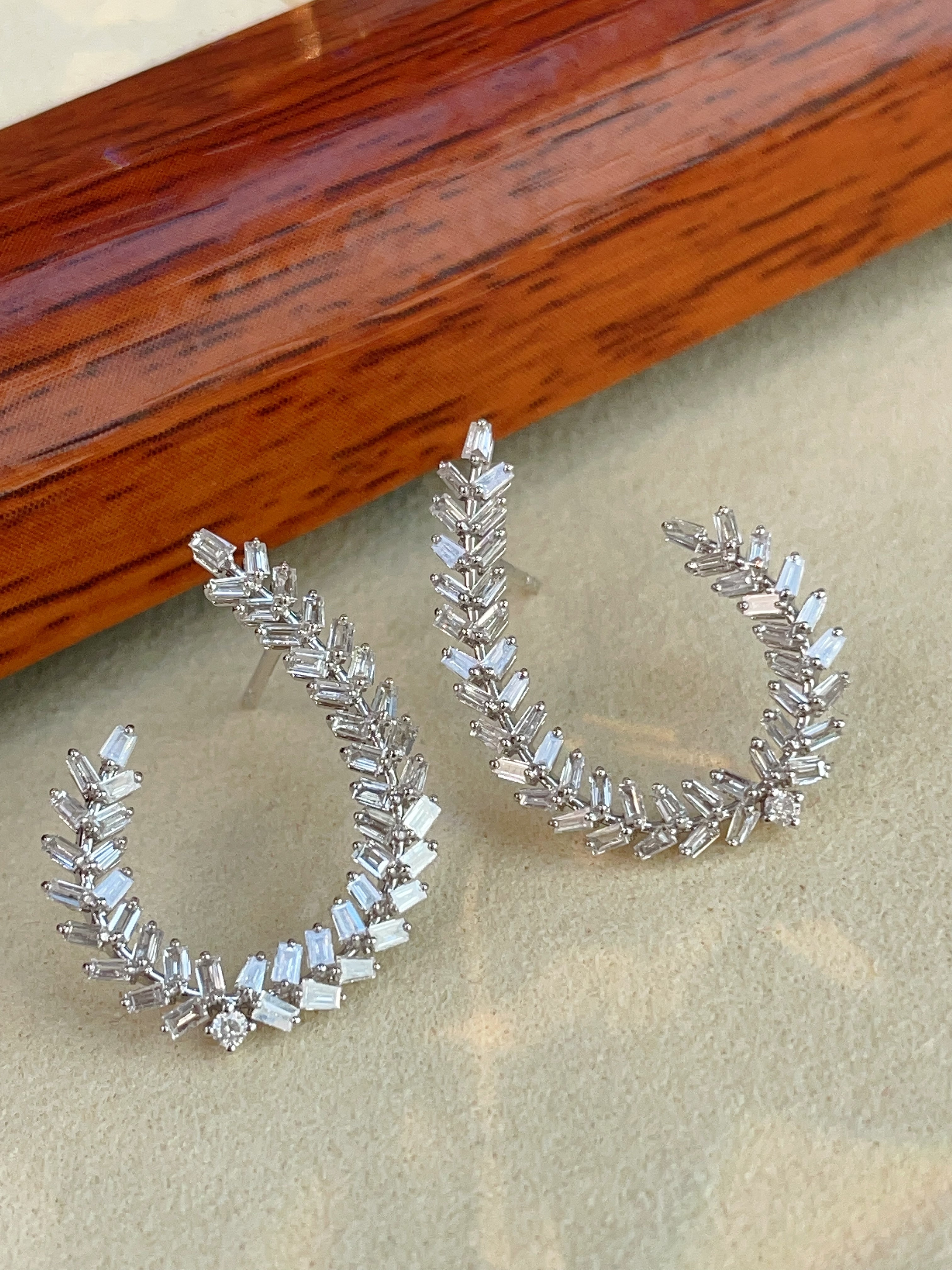 18K White Gold Baguette Diamond Open Hoop Earrings N031331