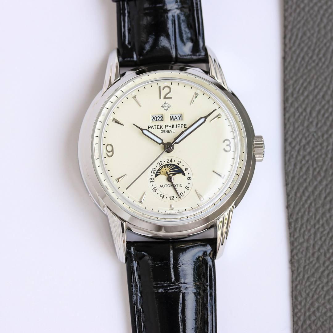 重金打造经典时计——百达翡丽5320G-001超级复杂功能时计直径40毫米一体冲压成型的双层式精钢表壳，致敬了经典的设计语言奶油色的表盘营造复古氛围，表盘边缘刻印有密分秒数刻度，配金质阿拉伯数字及五分钟凸圆刻度字钉，更有立体感。时分指针以巴顿式设计为基础，配以尖长的针尖，这特色造型是呼应了 1950 年代 Ref. 1463 计时码表的指针。表盘6点位置是月相显示和日期分拨。所有的万年历标志都很好，一眼就能读懂。内里搭置了仿324 S Q 自动上链机芯，是 324 自动上条传奇机芯的精装版本。机芯夹板桥经倒角，边缘作细意打磨，主夹板饰以鱼鳞纹，而夹板则缀以日内瓦波纹，夹板表面有包金雕刻，螺丝凹槽经打磨和倒角，连钻孔亦同样经打磨处理。搭配朱古力啡色牛皮表带，进一步带出复古气息。经典气息满满，欢迎表友品鉴👍👍