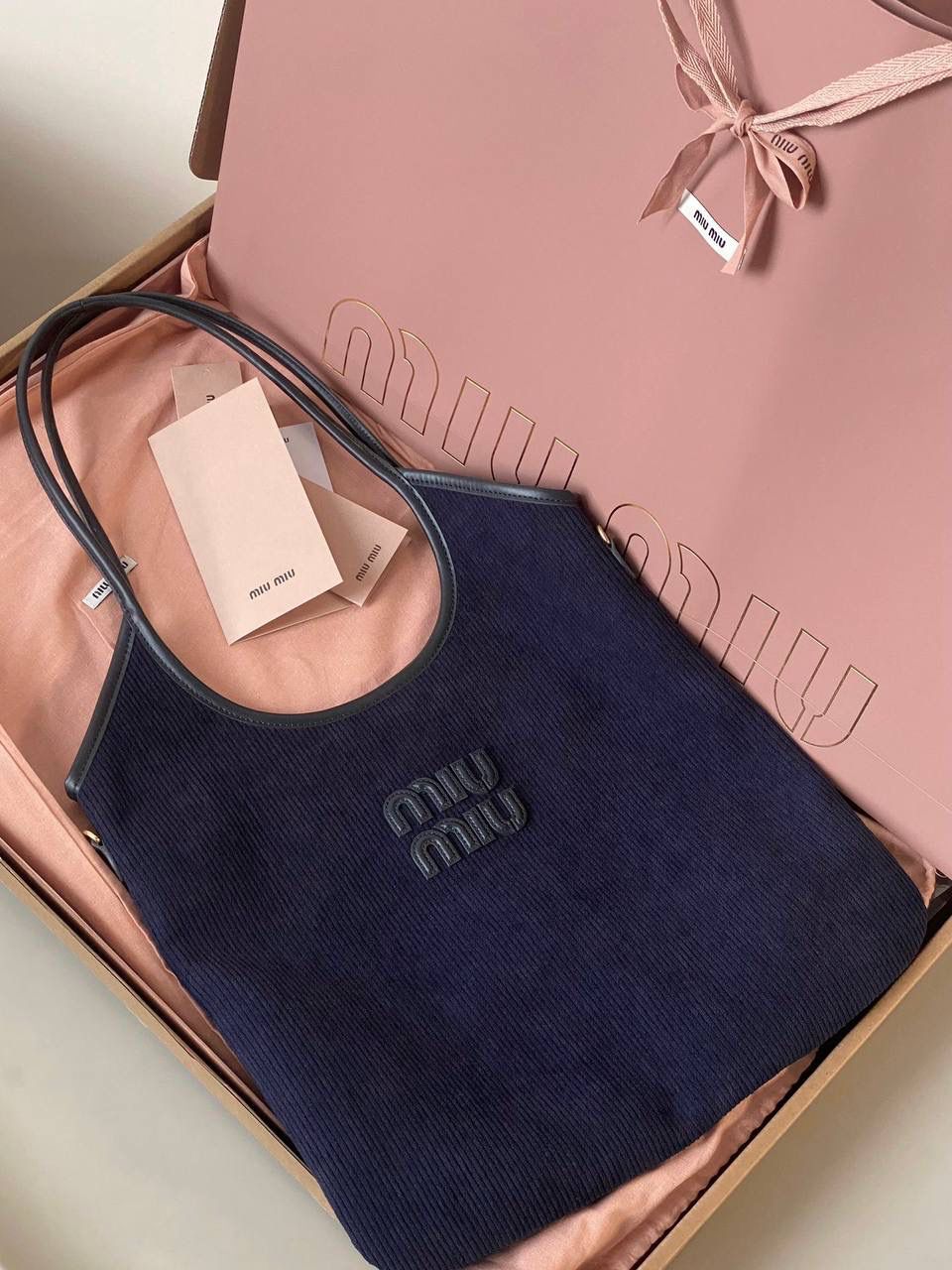 🈶海军蓝 𝗠𝗶𝘂𝗠𝗶𝘂 托特，大爆款 火爆全网miu系灯芯绒来啦！ 软绵绵质感，秋冬季的断货王！！ 它的质地厚实结实却又柔软舒适 是时尚界中不可或缺的百搭单品了 超大容量更不用多说，挺阔感满分 整体非常慵懒惬意，真的做到好看 好背 好用 35×40cm #F0110m