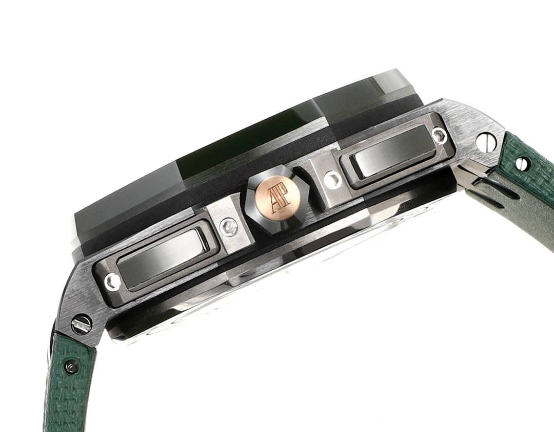 爱彼皇家橡树离岸型横空出世🔥💯引用全新的彩色陶瓷锻造技术，表壳与圈口的选料，不惜重本使用日本进口的氧化锆，无需任何颜料，以超高的压力与超高的温度锻造，形成超高密度的彩色陶瓷，再经过百里挑一，确保每一个成品都与原版毫无色差！CNC级别的打磨，将整一个表壳的边边角角完美处理，即使陶瓷，也做到毫不割手。圈口的拉丝，经过顶级的打磨技术，做到每一丝每一线都毫无断续，每一颗六角螺丝都与表框处在同一平面，拒绝一丝一毫的凸显与凹陷，诠释了何为顶级的复刻工艺！