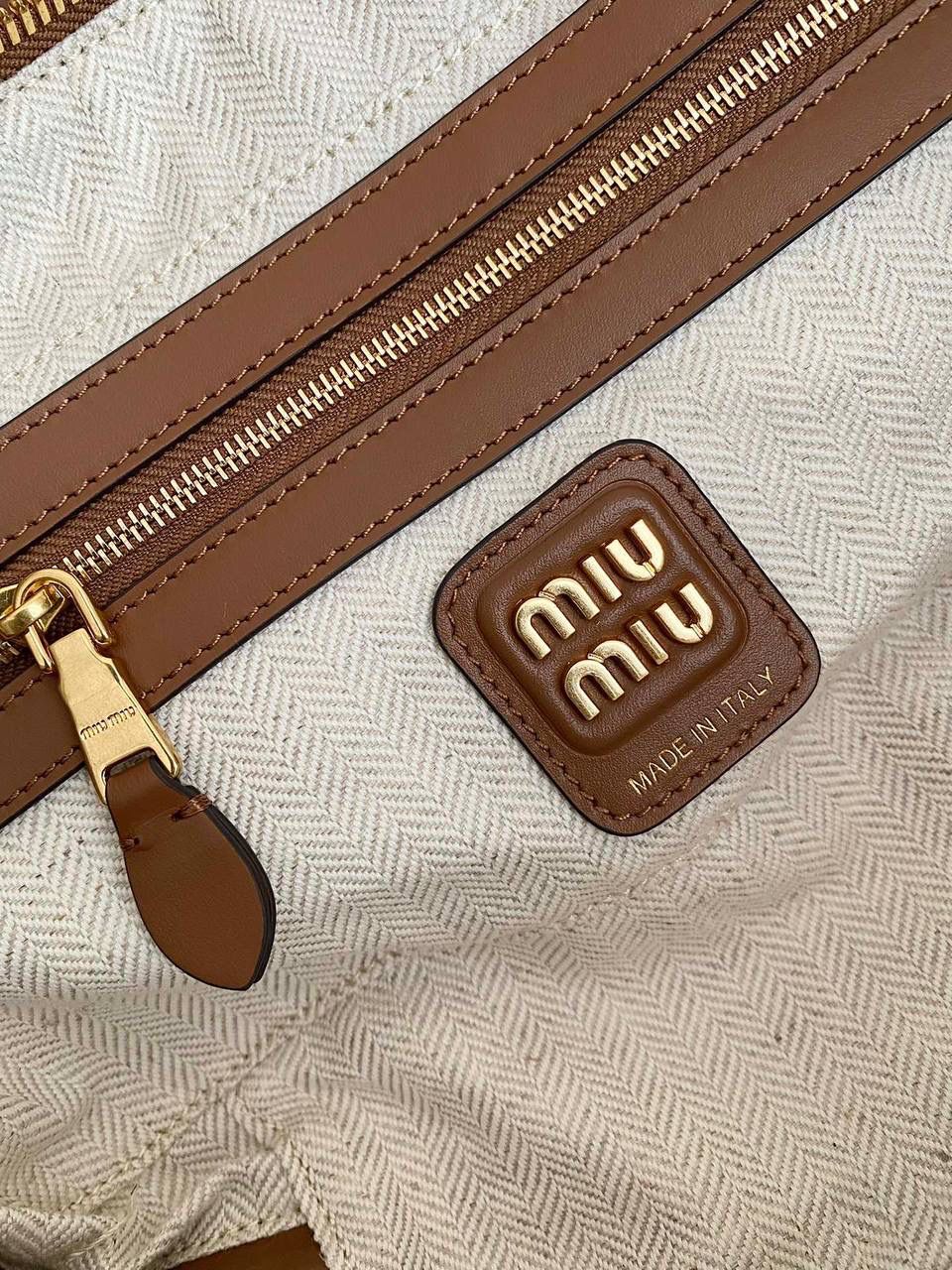 🈶拼接色 𝗠𝗶𝘂𝗠𝗶𝘂保龄球，大爆款 这只大火啊！超有腔调的一款 简约精致的设计真的好耐看 不同色系拼接有点流浪感又透着高级 色彩搭配温暖而富有层次 把美拉德复古风拿捏的很到位 整体造型非常慵懒有个性，保证了舒适性和实用性的同时还兼顾了美观性 时尚，非它莫属了！ 27×12×9cm #F0011m