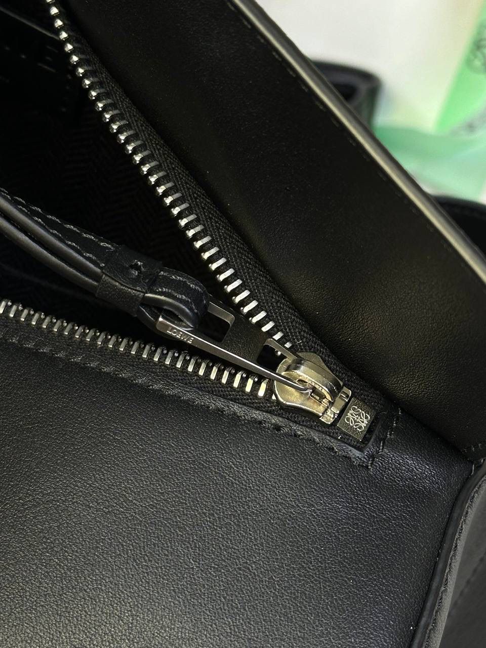 ⭐️最新升级版𝟮.𝟬-𝗣𝘂𝘇𝘇𝗹𝗲腰包⭐️ （黑色 到货‼️） 尺寸：𝟮𝟰-𝟭𝟬.𝟱-𝟭𝟲𝗰𝗺 款号：052343 👉🏻长方体形状和精确的切割技巧创造出Puzzle 腰包以及独特的几何线条成为 “Loe罗家”的著名代表作~ 👉🏻金属搭扣开合，刻有标志logo徽标，可调节肩带，翻盖大容量插袋和一个外部拉链口袋，🐂柔软细腻napa小牛皮，正品Ykk五金，Anagram压纹，人字纹棉麻帆布内里 👉🏻（男女♀♂同款）大小非常合适。胸包、背包、单肩、斜挎 腰包五种背法任你解锁🔒 👉🏻 （独家背景➕独家品质➕独家包装➕独家控制对版细节📦➕精致全套礼盒套装❤️） 重点：让你花最少的钱💰体验最大的仪式感❤️