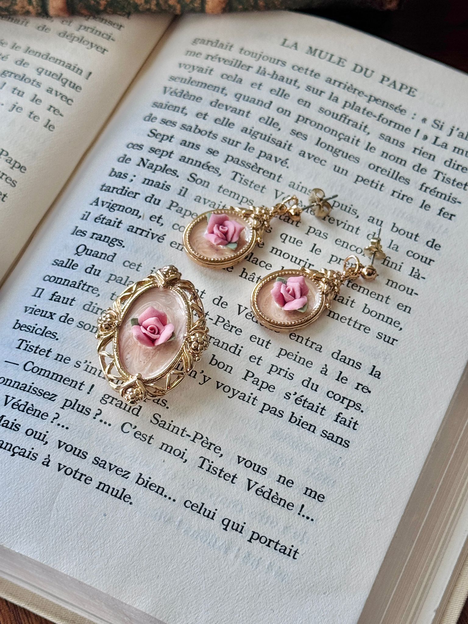 Vintage Avon Ceramic Rose Stud Earrings and Two-Way Brooch/Pendant Set (MT2581) 