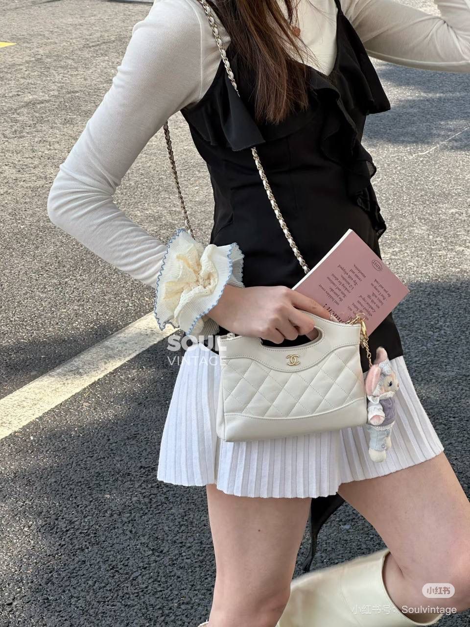 Nano 31Bag鑒定版👜 一包一碼 支持全球鑒定查驗身份證原廠專G Bonaudo皮料過關清單資料可査詢 夢中情包31bag nano超絕的仙女白色！ 更顯氣質和溫柔！ 人生總要有一隻仙女白的包包！ 31Bag nano更是時尚寵兒，實用與時尚的完美結合！ 五金：厚镀14k淡金 皮料：Bonaudo亮面小羊皮 尺寸：20*17.5*3.5cm