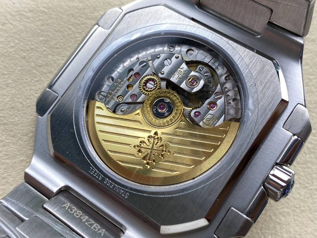 PP+ 百达翡丽 方形 新系列CUBITUS 5821腕表 亮点特色：1️⃣机芯:搭载定制9015改Cal.26-330 SC一体机，调时不停秒，调时不停秒，摆轮位置均与正品一致，自动上链机芯。2️⃣钢带:316L定制级人体工程学表带，新扣款式。3️⃣表壳:尺寸45毫米厚度仅8.3mm，为表壳对角线长度(即10点位至4点位),因为表壳近似于方形，上下边的宽度会小于这一数值，所以视觉效果并不是很大。 搭配上，5821属于运动风格腕表，日常搭配正装和休闲风格也可以。