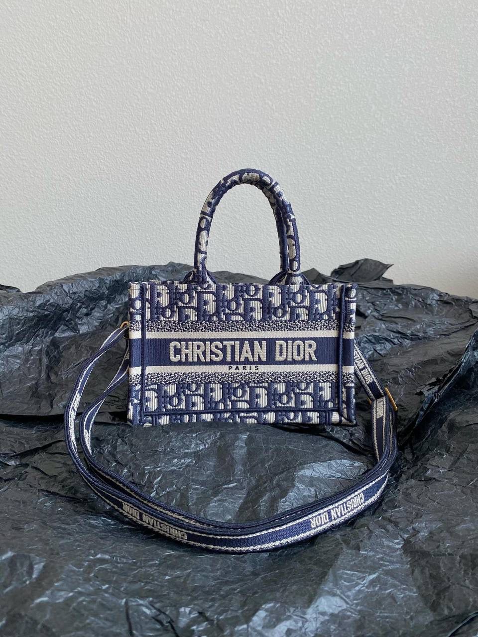 🈶老花蓝，超迷你 𝗗𝗜𝗢𝗥 𝗯𝗼𝗼𝗸 𝘁𝗼𝘁𝗲24早春新款 不得不说，D家确实好会玩啊 可以背的托特来了！简直不要太棒 在最最最经典的托特上又衍生爆款了 可可爱爱的mini尺寸，恨不得天天背啊啊！！😍 21.5×13×7.5cm