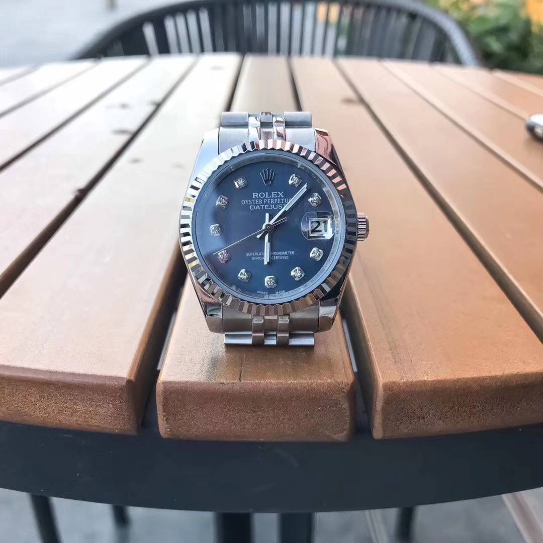 劳力士，Rolex系列日志腕表，采用全自动机械机芯，【表壳直径36mmX厚10mm与原装同步】有人钟情其精确，有人欣赏其典雅，有人喜爱其坚固，至尊名表劳力士（Rolex），品质精良，工艺精湛，糅合尊贵、典雅和独特气质于一身，位列世界手表业之翘楚，被称为“精确”的代名词，自家拍摄图片 演绎出奢华与精致的品牌精神