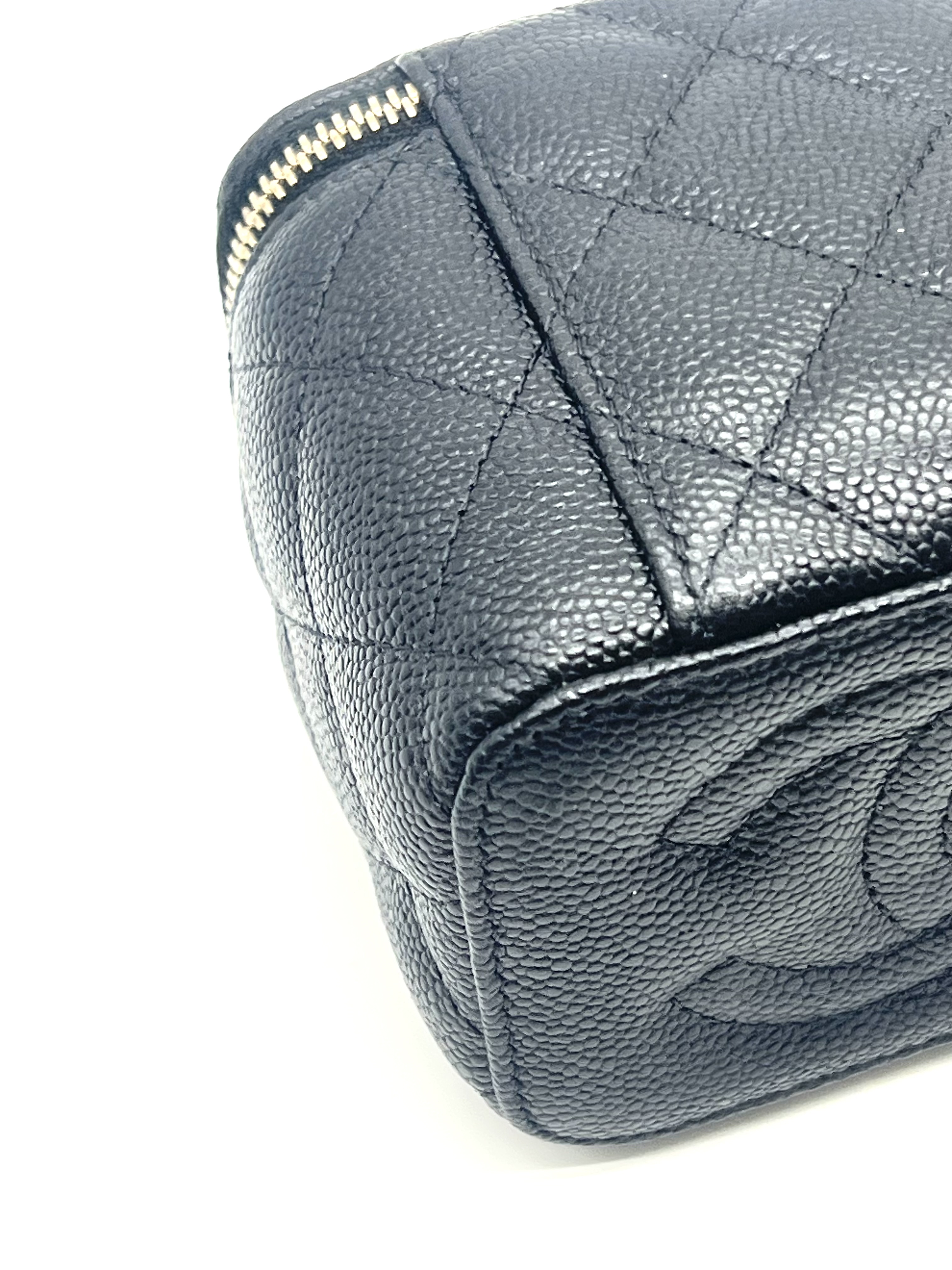 Pre-Owned CHANEL Mini Vanity Case with Chain / Product Code: 26042121