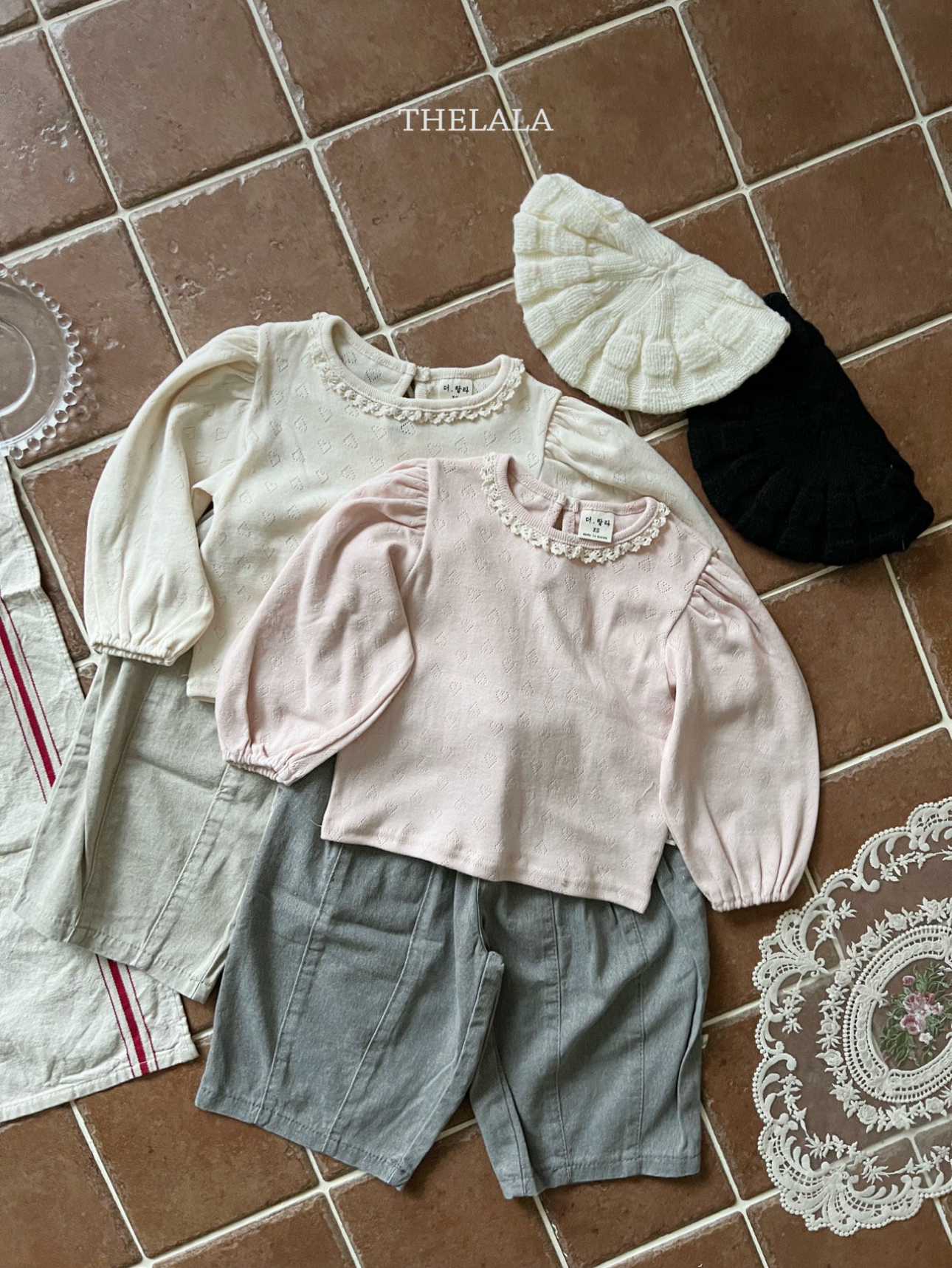 🌸預訂 韓國直送🌸🇰🇷THELALA兩色蕾絲心心通花泡泡長袖上衣