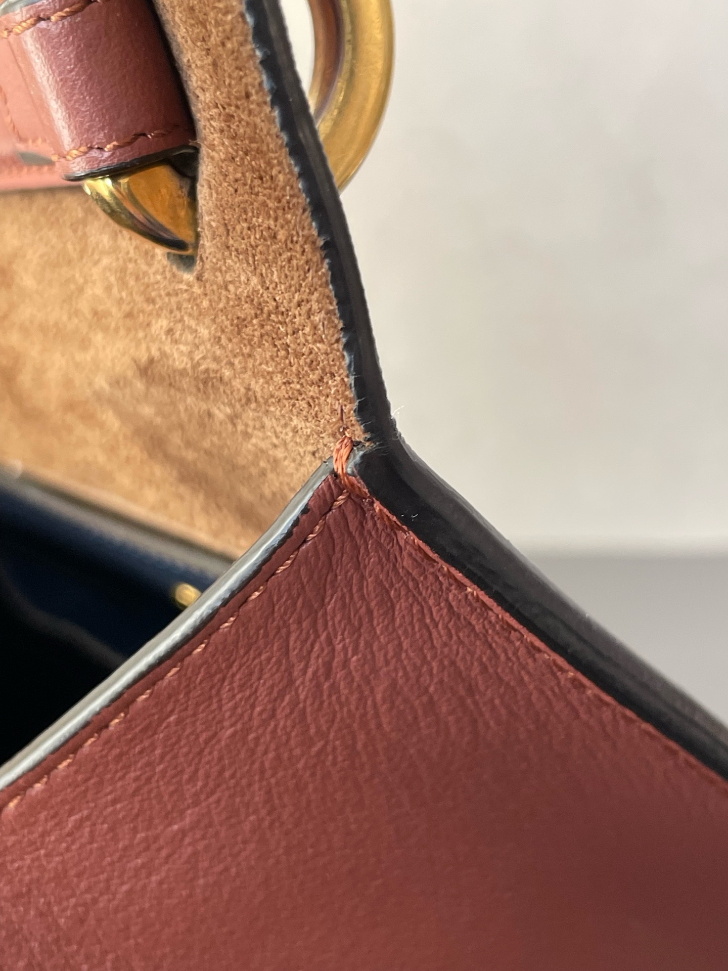 【預訂貨品】Fendi 豆沙色油蠟皮復古郵差包