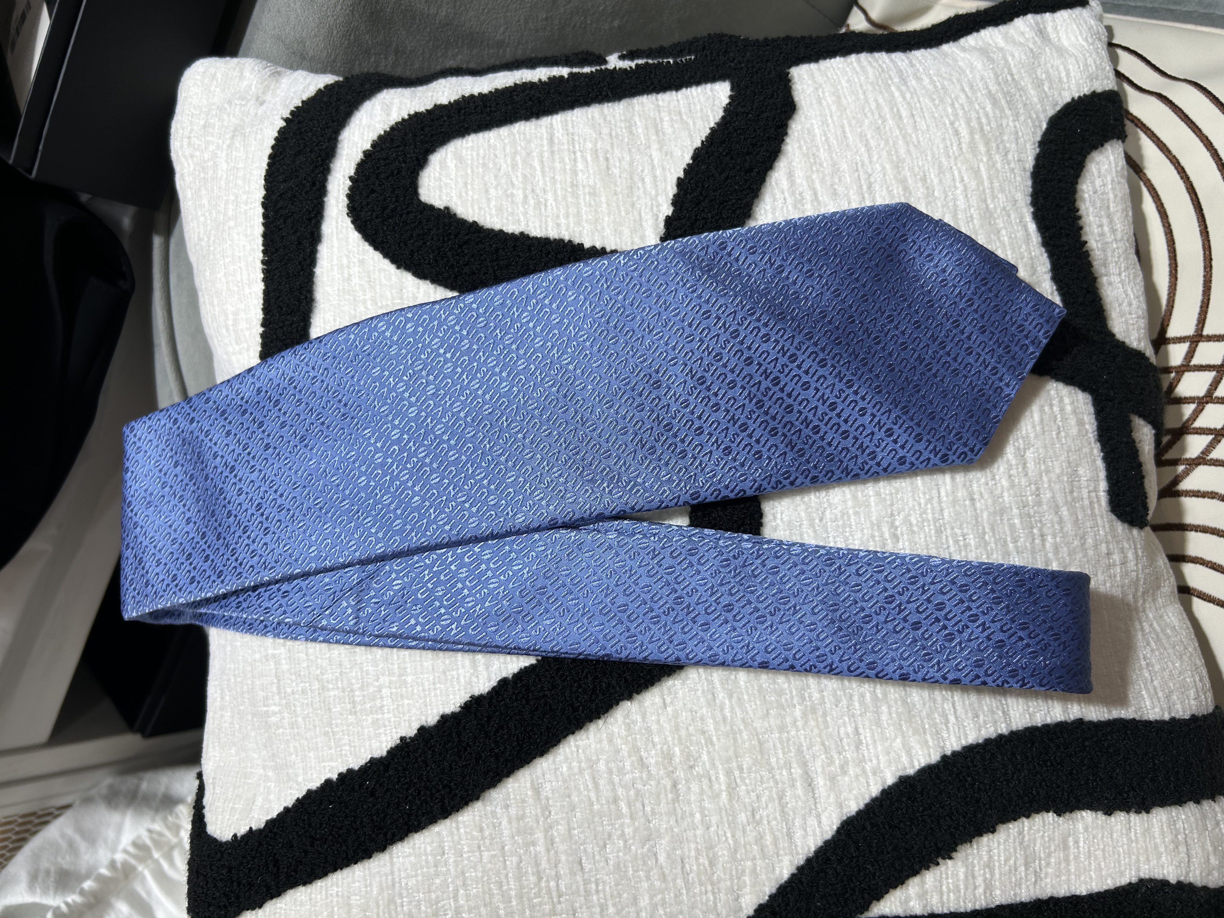 LV Tie 100%Silk 100%Authentic, 99%New ✅Box
