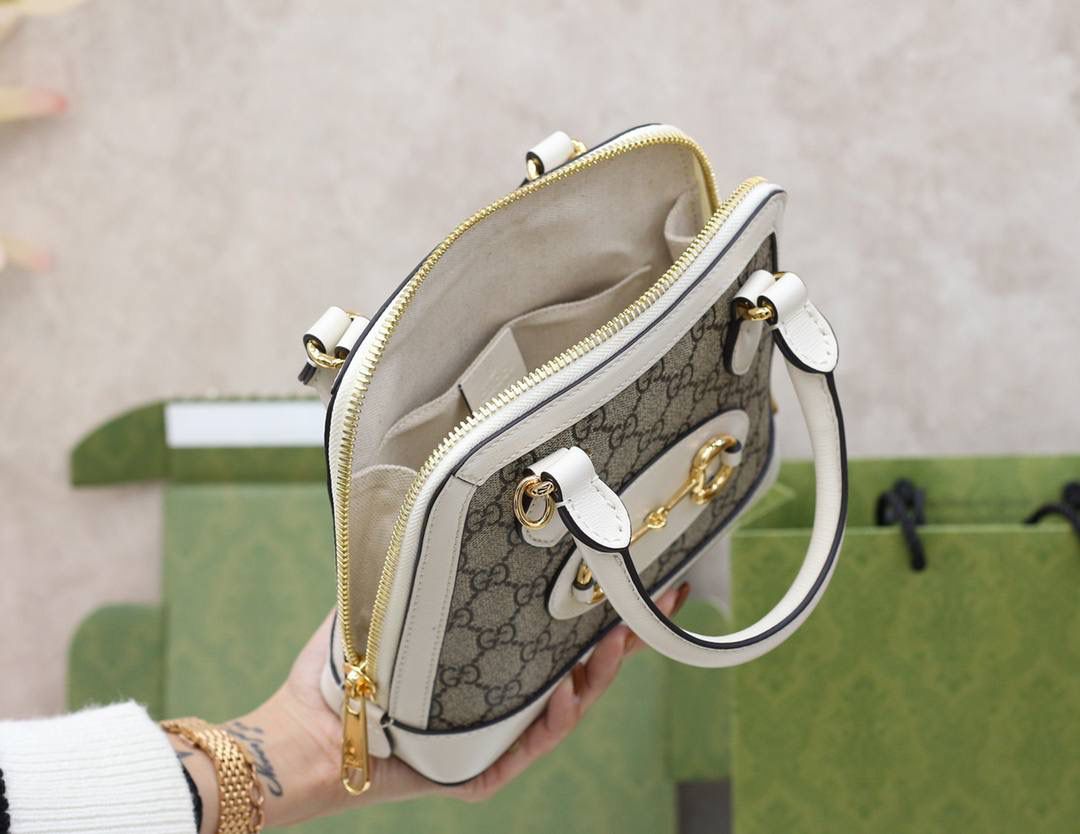 𝟭 𝟵 𝟱 𝟱马衔扣系列新成员【𝐌𝐢𝐧𝐢小贝壳】正品皮 ✰款号：640716 尺寸：20*19.5*7.5cm ✰ 作为1955马衔扣系列的新成员，不变的标志性✅马衔扣，这 系列注入60年代复古元素，搭配新世纪的时尚精髓，wow_不得不夸一下，这款迷你小贝壳第一眼就把我俘虏了，不仅外观设计上给予满分，容纳量更是无可挑剔，原厂皮材质搭配我们的独家开发技术五金，简直诠释出一个正品的视觉感！🤩🤟🏻