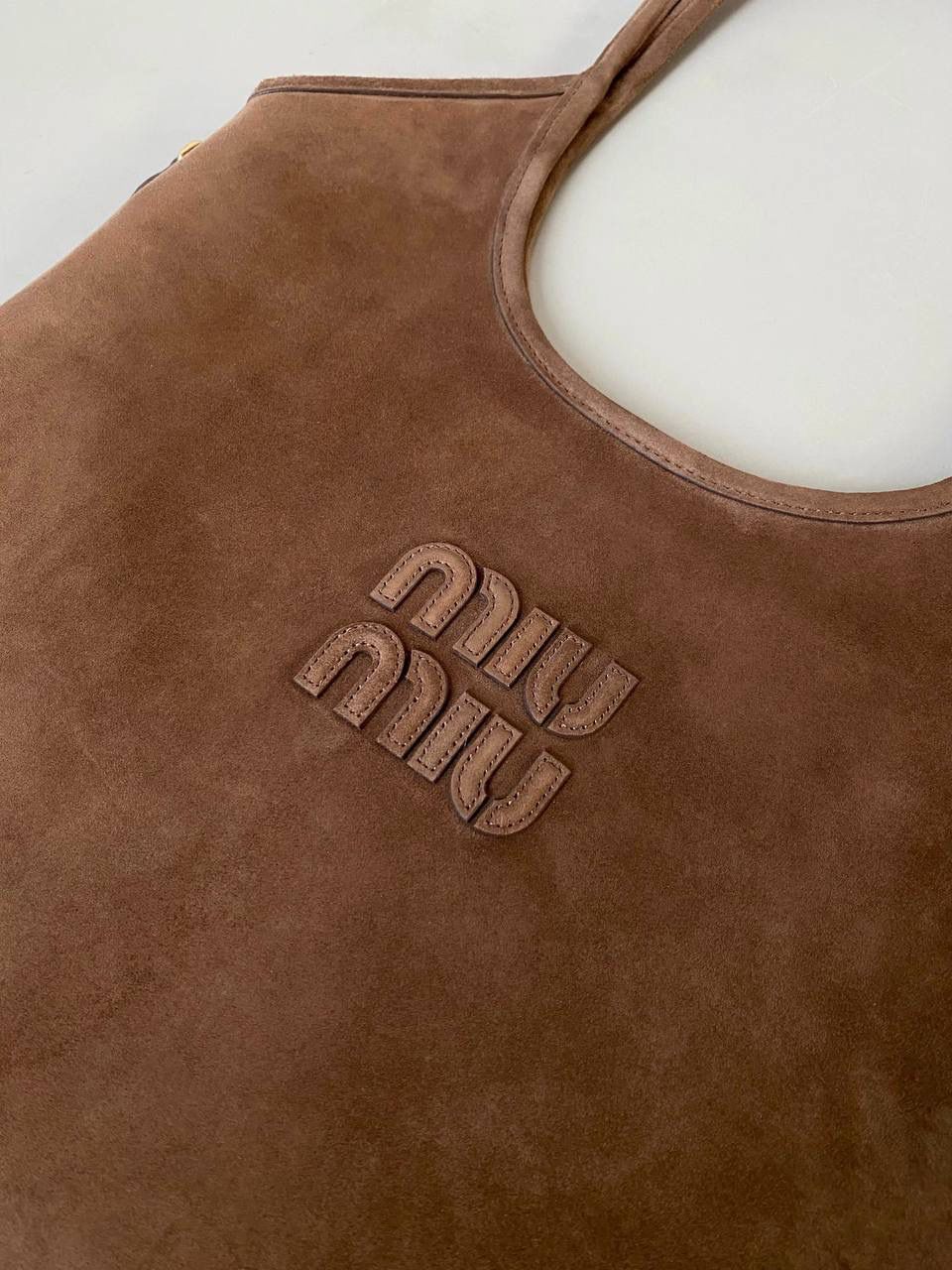 🈶可可棕 𝗠𝗶𝘂𝗠𝗶𝘂 𝐢𝐯𝐲 24秋冬托特 今年棕麂皮系列大人气啊！ 深深的巧克力色，满满秋冬味儿～ 绒面皮每年都会有，但是！！ 今年这股风刮的特别猛 从秀场到ins博主穿搭，或者线上门店 几乎都有麂皮元素！ 西装款 夹克 风衣 鞋子 包括包包等 延续去年美拉德色系的颜色， 今年的颜色各种各样，有深有浅 但我唯爱咱miu家的这个巧棕色 绝对秋冬氛围感里，最“增质感”的时髦单品！ 35×40cm #F0110m