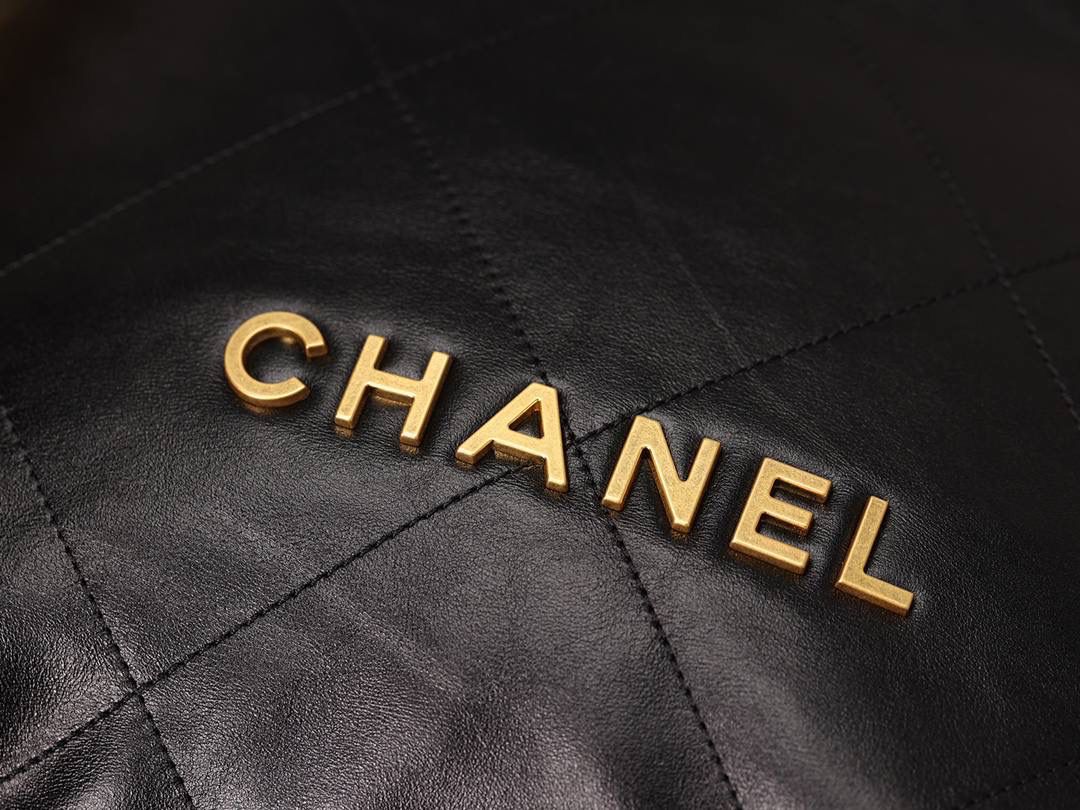 CHANEL香奈儿 22SS春夏系列 22Bag链条双肩包 🎒❤️‍🩹 独家渠道货 独家欧洲原厂皮组装ZP尾单货 杨幂、权志龙同款 爆款 ‼️ 原厂亮面牛皮 黑色搭配金色做旧五金 真的太好看了 尺寸：42*36*8cm