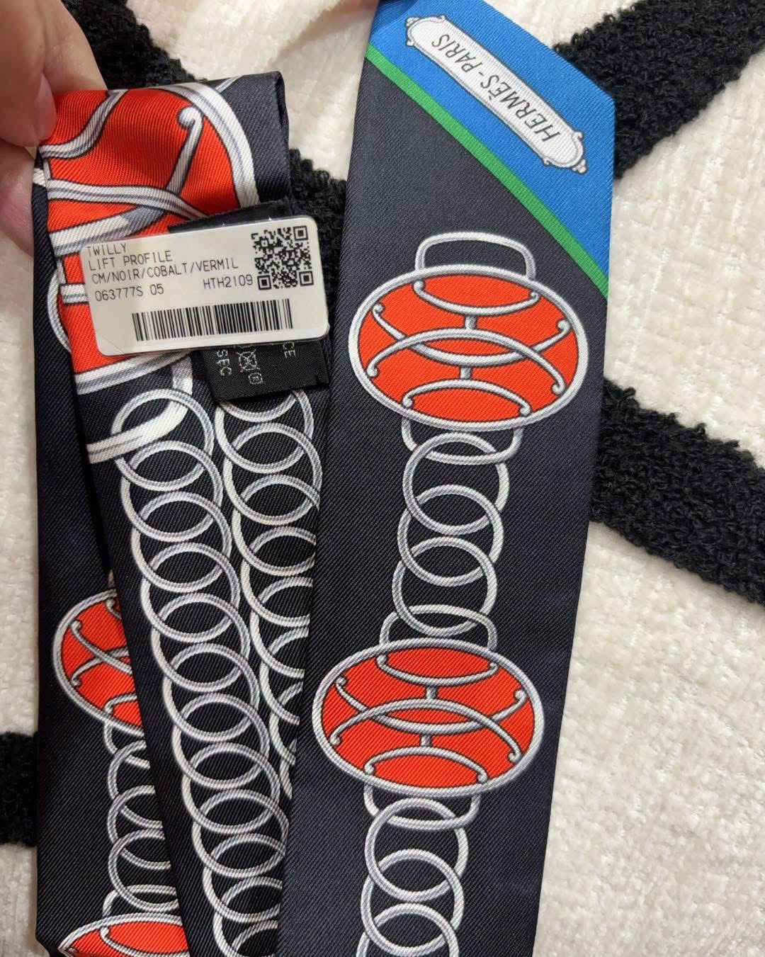 Hermes Twilly 100%Silk  100%Authentic, 100% brand new ✅box