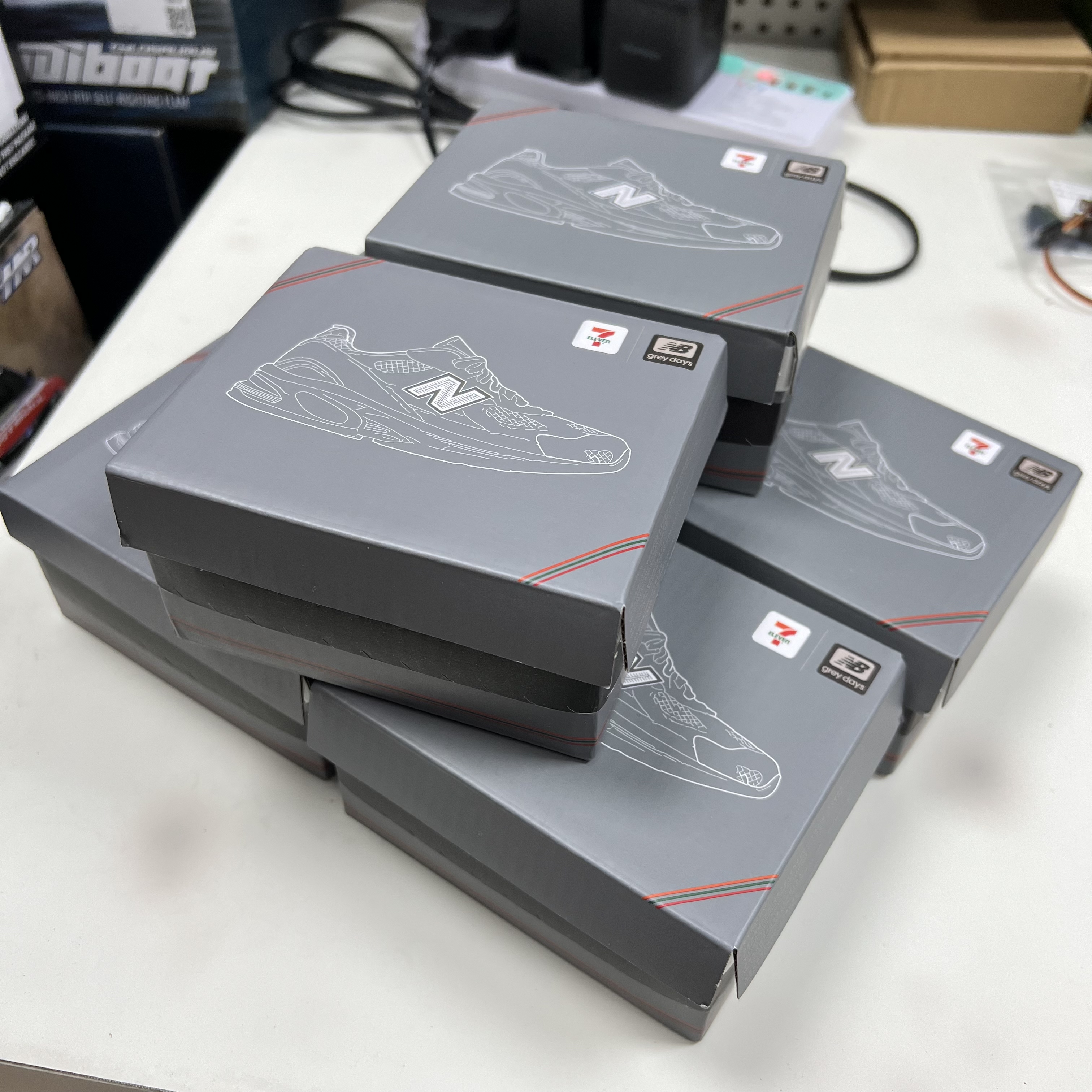 全新 7-11 x newbalance 玩味細界 Mini 拼砌模型 2002 | New Balance 經典鞋款 | Mini 拼砌模型磁貼 | 盲盒