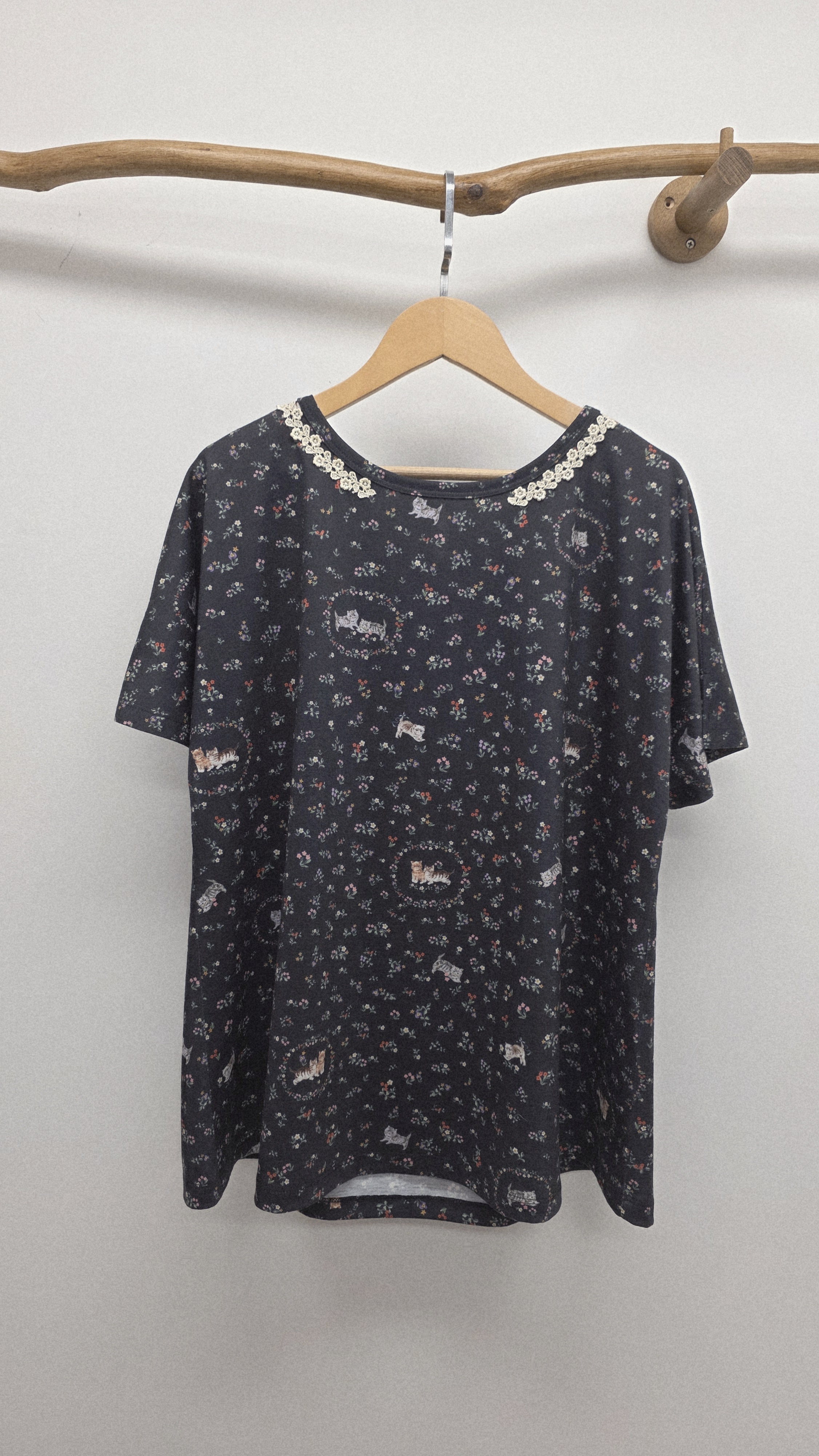 日牌黑拼碎花貓貓插畫薄棉Tee