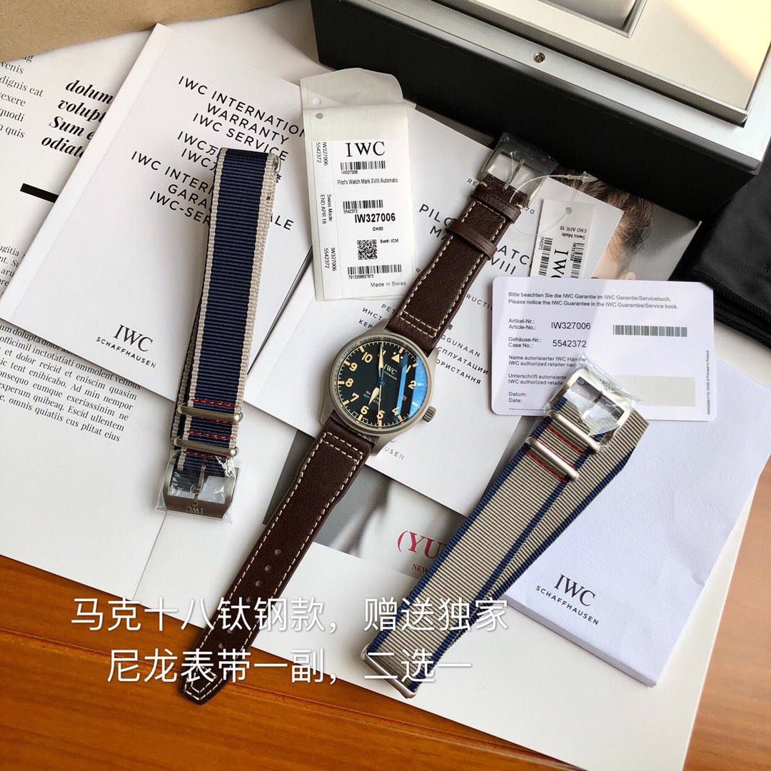 硬货首发，市场独家！IW327006！表壳表带均是钛金属打造，超轻耐磨不沾指纹，非凡工艺，让小厂知难而退！万国飞行员马克十八传承腕表，采用原装瑞士ETA王牌机芯w-300,40mm表径，全数字刻度超强夜光，双面防反光凸状蓝宝石玻璃表镜。独家渠道进口意大利SANTONI牛皮，一条牛皮成本相当于市场一般牛皮的几倍，在很多细节的把控上都已达到行业顶级，且多项可为标杆，整表细节一丝不苟。 原装价格3W余，一般人均可轻松驾驭，此款万国飞行员腕表视为万国经典款型，任何场景着装均适合佩戴，可谓百搭神器。全套包装出货