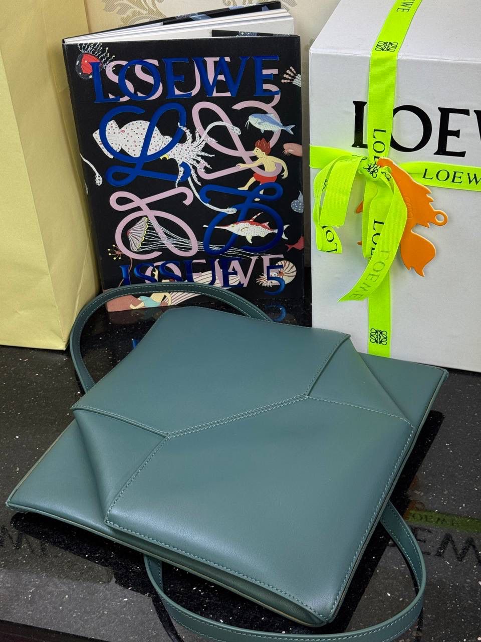 🎈*中号𝐏𝐮𝐳𝐳𝐥𝐞 𝐅𝐨𝐥𝐝折叠手袋👜*（香根草绿） ——全新【𝗡𝗘𝗪】升级‼️ 延续经典𝙋𝙪𝙯𝙯𝙡𝙚的标志性几何裁剪设计，新晋顶流🅰️𝙋𝙪𝙯𝙯𝙡𝙚 𝙁𝙤𝙡𝙚 𝙏𝙤𝙩𝙚以折纸包为灵感，升级成🉑完全折叠‼️的结构，立体与平面任意切换，出差旅行🧳必备单品。小牛皮材质轻且柔软，𝐌𝐢𝐧𝐢尺寸搭配一条可拆卸式肩带，手提，肩背，斜挎多样化背法✨ 尺寸：𝟐𝟓.𝟓-𝟏𝟒.𝟓-𝟑𝟏.𝟓𝐜𝐦 款号：052316