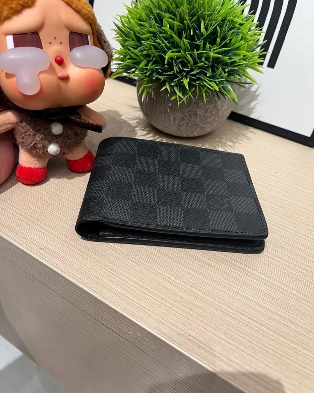 Lv multiple wallet 100%Authentic 98%new✅box