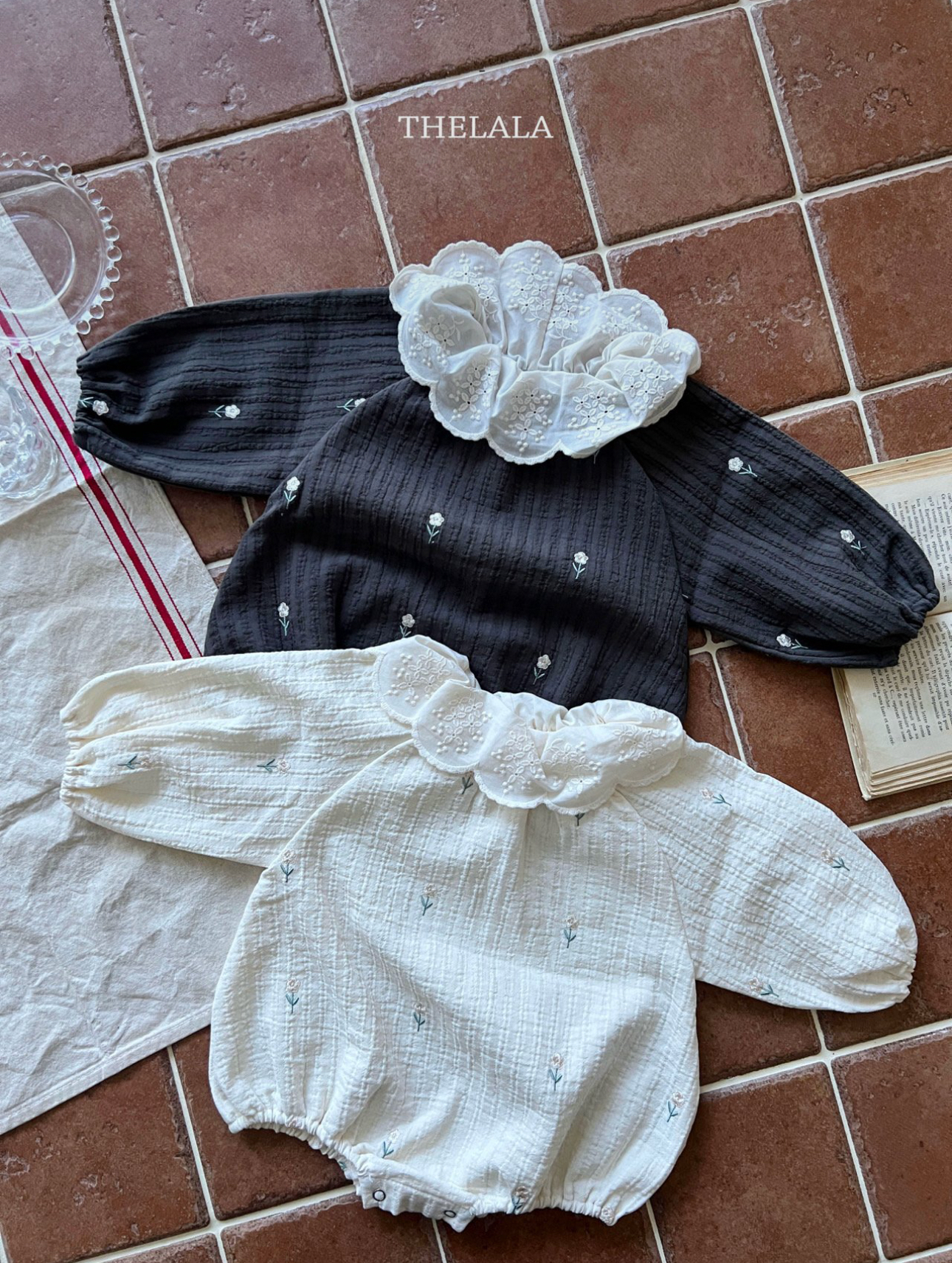 🌸預訂 韓國直送🌸🇰🇷THELALA兩色花卉刺繡蕾絲花瓣翻領長袖包屁衣