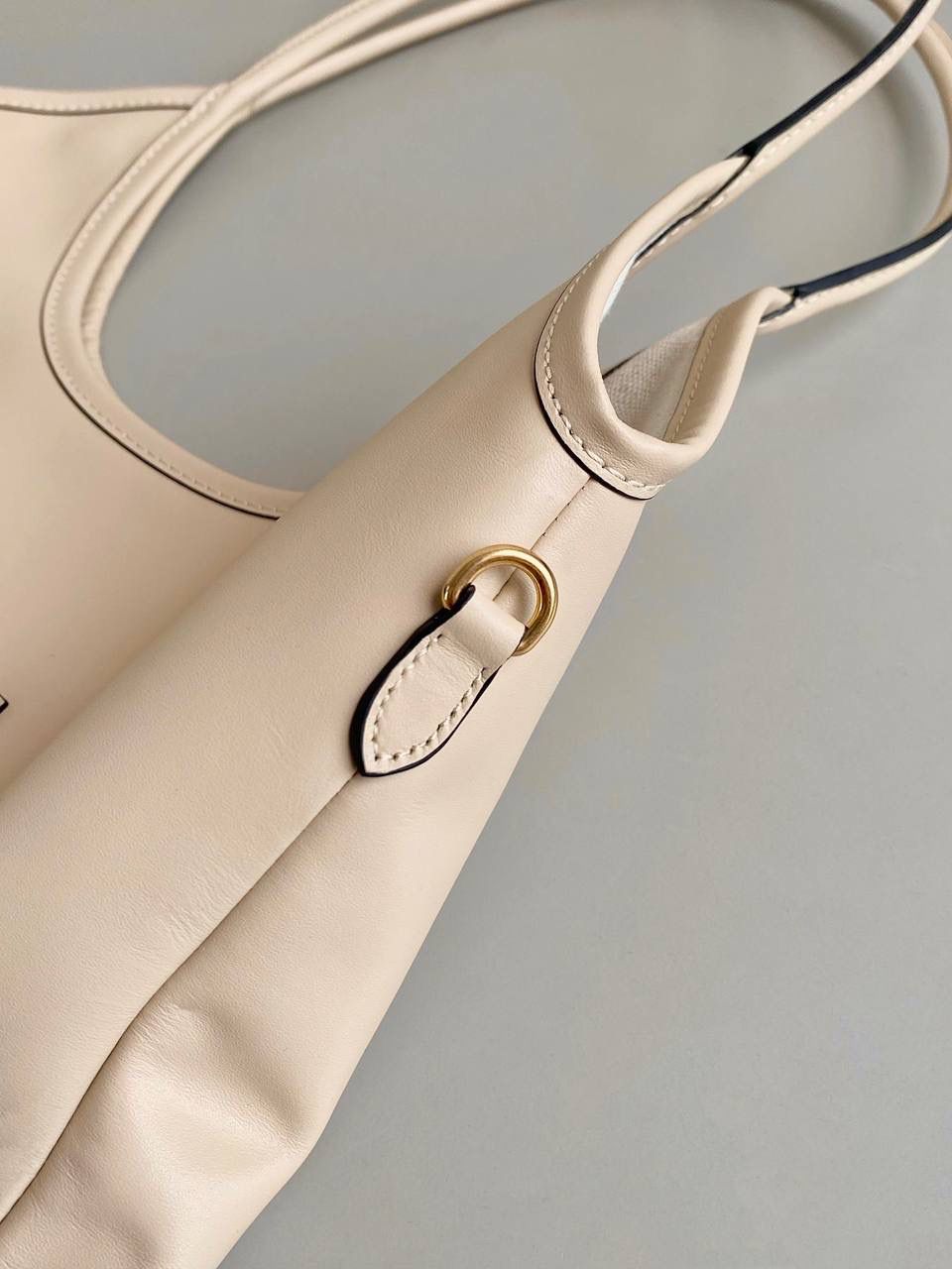 🈶沙米色 𝗠𝗶𝘂𝗠𝗶𝘂托特 拯救衣柜大爆款来了！ miu家最最最种草的一只大包 轻便 百搭又实用，出gai年度top☝🏻 要抢疯了的节奏，真的超爱 ！！快冲 35×40cm #F0110m