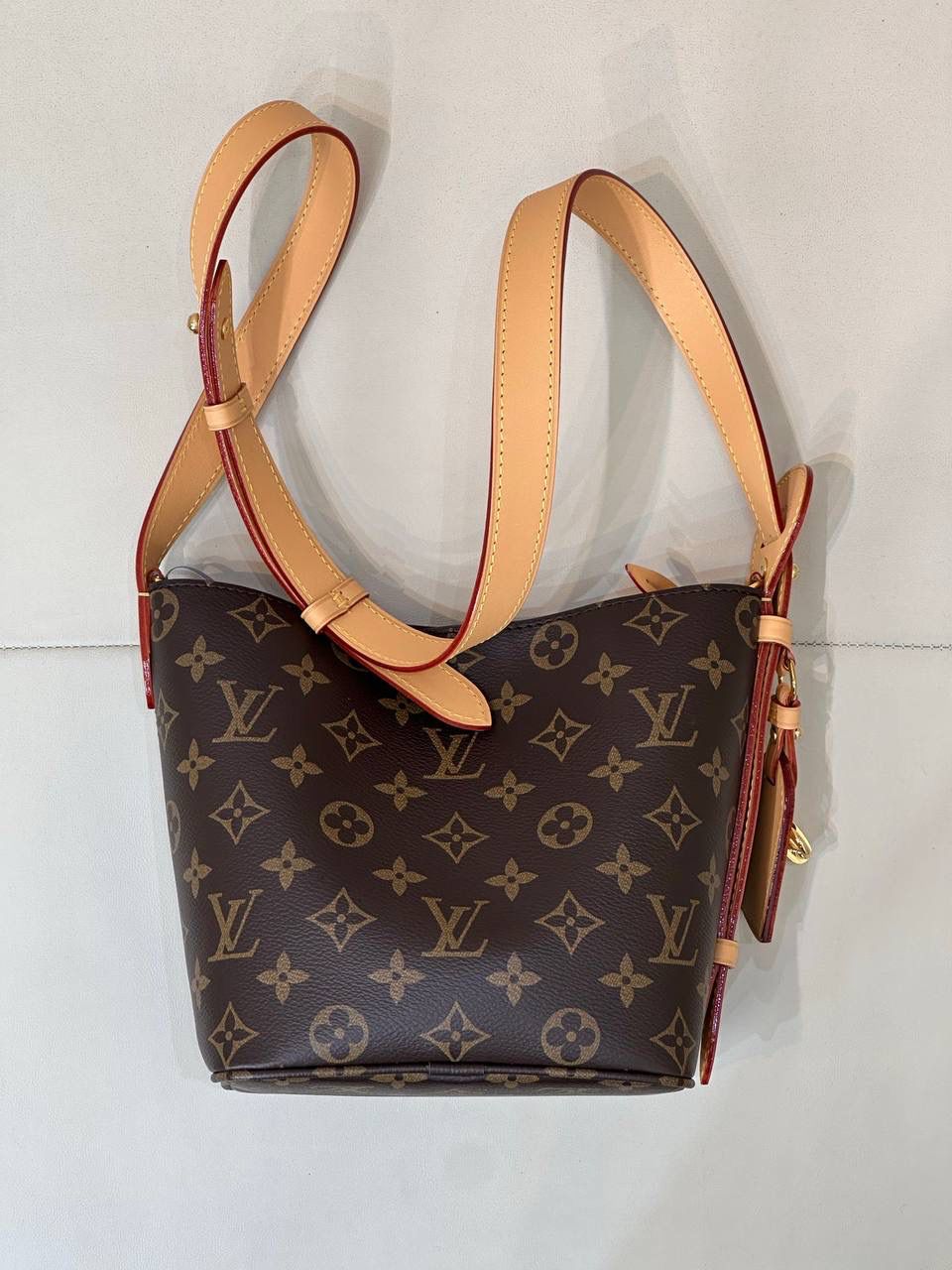 LV ALL IN BB老花款👜✨ 顶级进口原版的老花料子，不会太硬 这个质感在自然光下就很突出了 想象一下 你拎着这个包 走在大街上 这种皮面散发出的这种高级感🤩还附送一个小卡包，卡片➕零钱都可以装 直接省下一个卡包的钱😆‼️