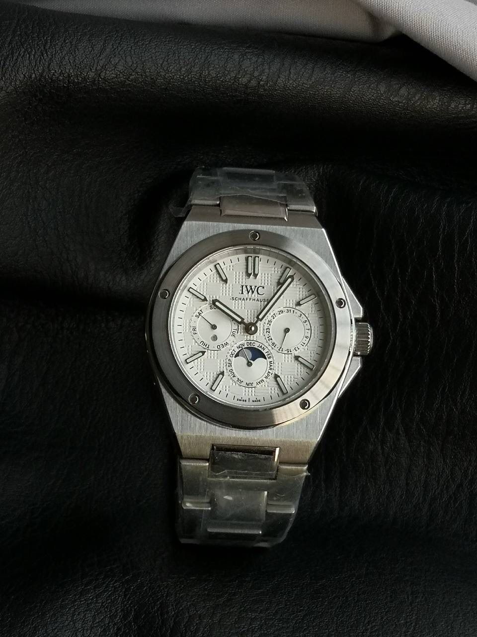 万国工程师系列万年历腕表，复刻界最复杂的腕表，所有功能同步原装，所有功能调节通过把头控制. 1⃣️【功能介绍】3点钟位置显示日历，9点钟位置显示星期，6点钟月份月相指针显示。 2⃣️【做工精细】外壳采用原版同样的三件套结构，中间拉丝，上下壳为抛光，镜面采用高成本的锅盖形蓝宝石，使其质感提升。