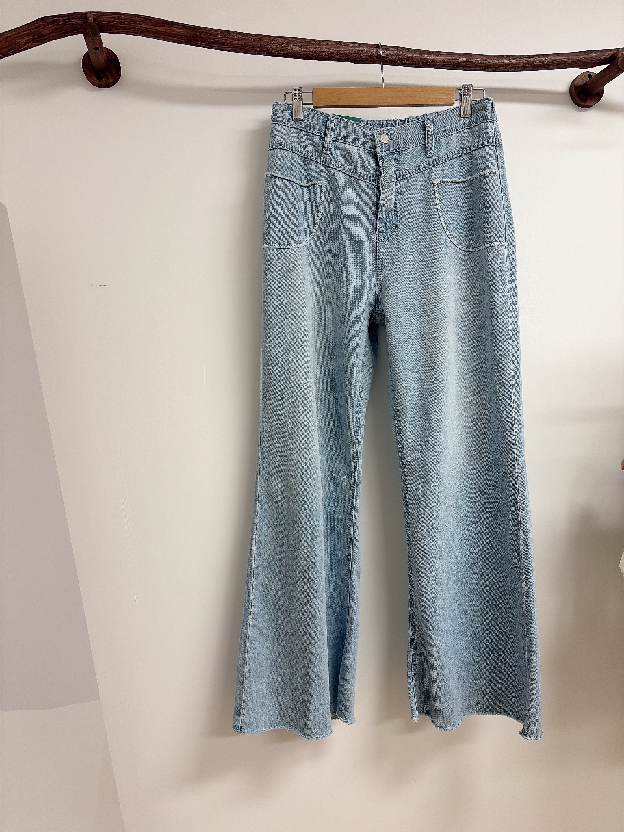 彎形袋車線淺色洗水薄jeans