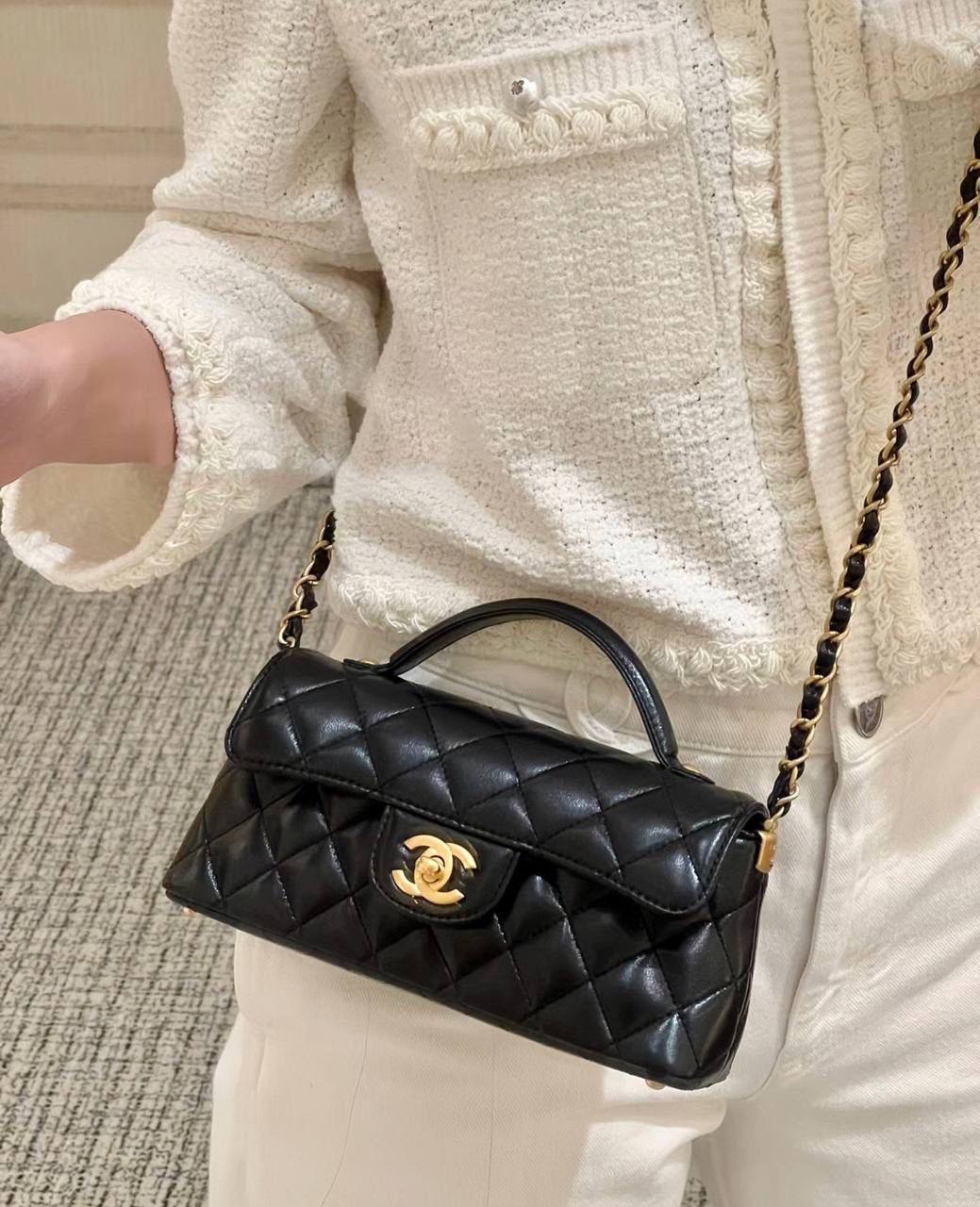 25P橫款 Kelly迷你鑒定版 👜 一包一碼 支持全球鑒定查驗身份證原廠專G GR原廠皮料過關清單資料可査詢 25P橫版MINI凱莉宛如一顆冉冉升起的新星，以其獨特的魅力，迅速捕獲了無數時尚達人的心。經典的黑金配色，是時尚界永恒的寵兒！ 五金：全銅復古金 皮料：GR原廠亮羊皮 尺寸：11.5*22*6cm