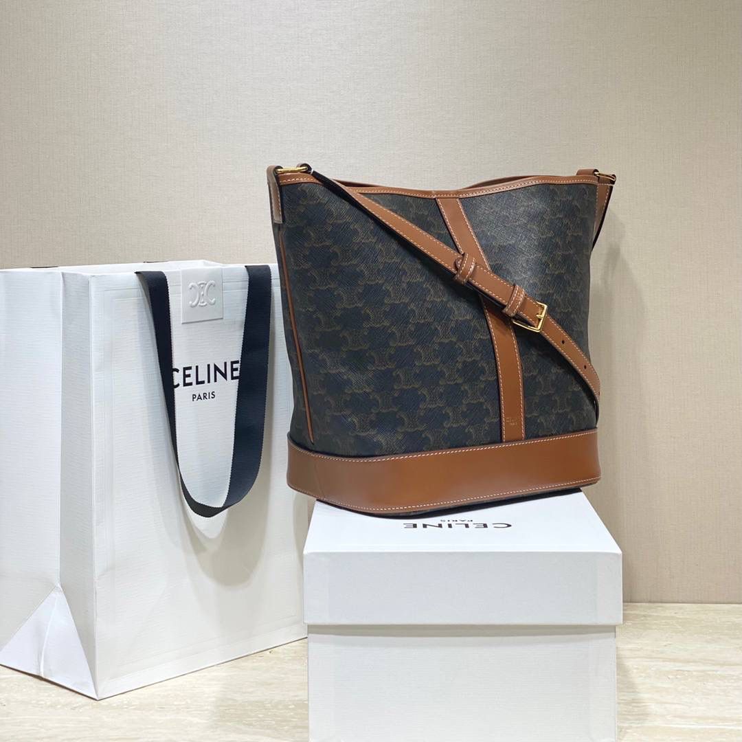 🔥大货实拍图 𝗖𝗘𝗟𝗜𝗡𝗘 ♥ 𝗧𝗥𝗜𝗢𝗠𝗣𝗛𝗘 𝗖𝗔𝗡𝗩𝗔𝗦中号水桶 多少年都不会倦怠的经典与复古设计，可以说是品牌标志性收藏款了。型号：191132 尺寸：33*27*17cm