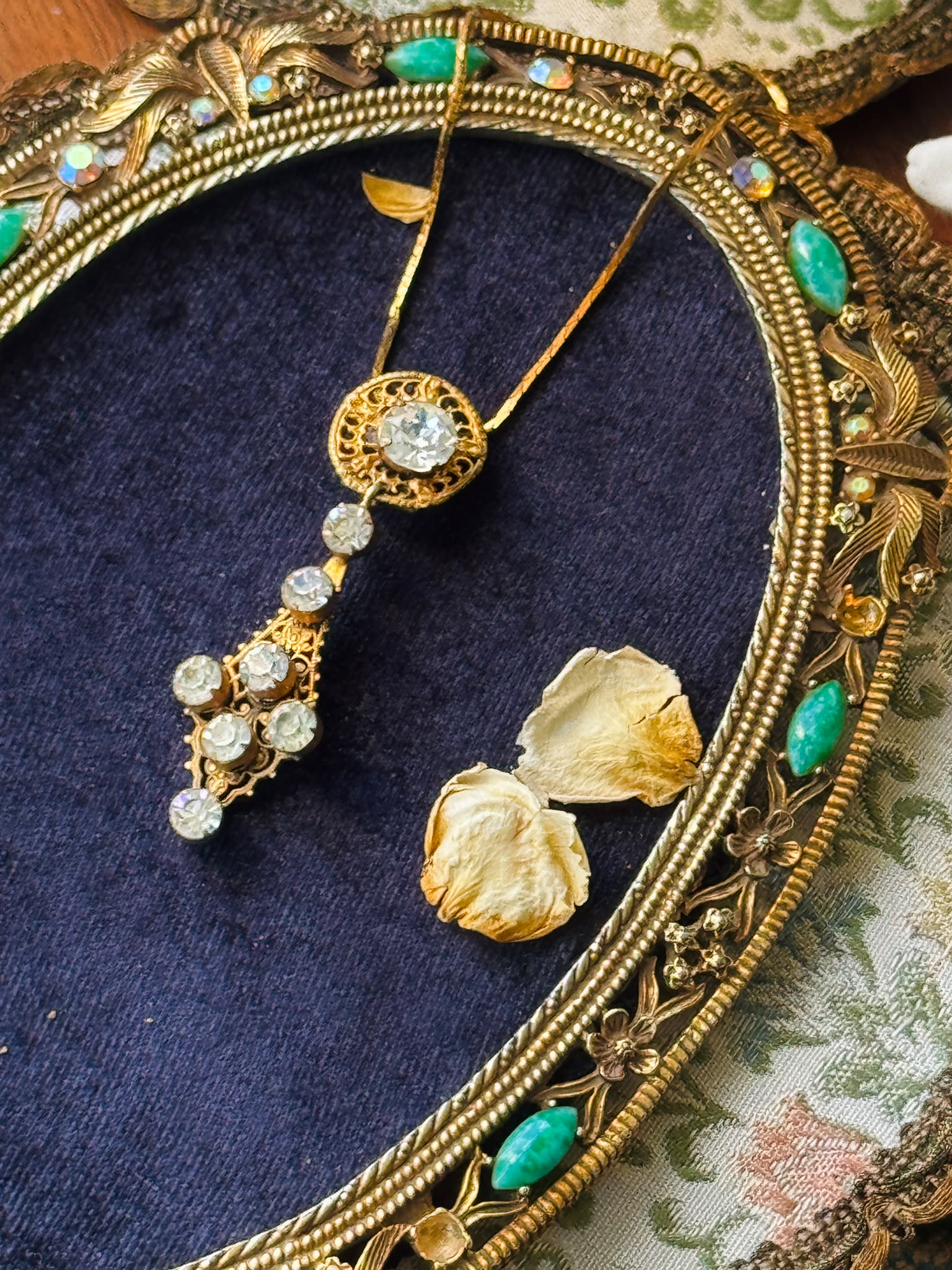 Vintage 1940s Elegant Gold Tone Filigree Pendant Necklace (MT2265)