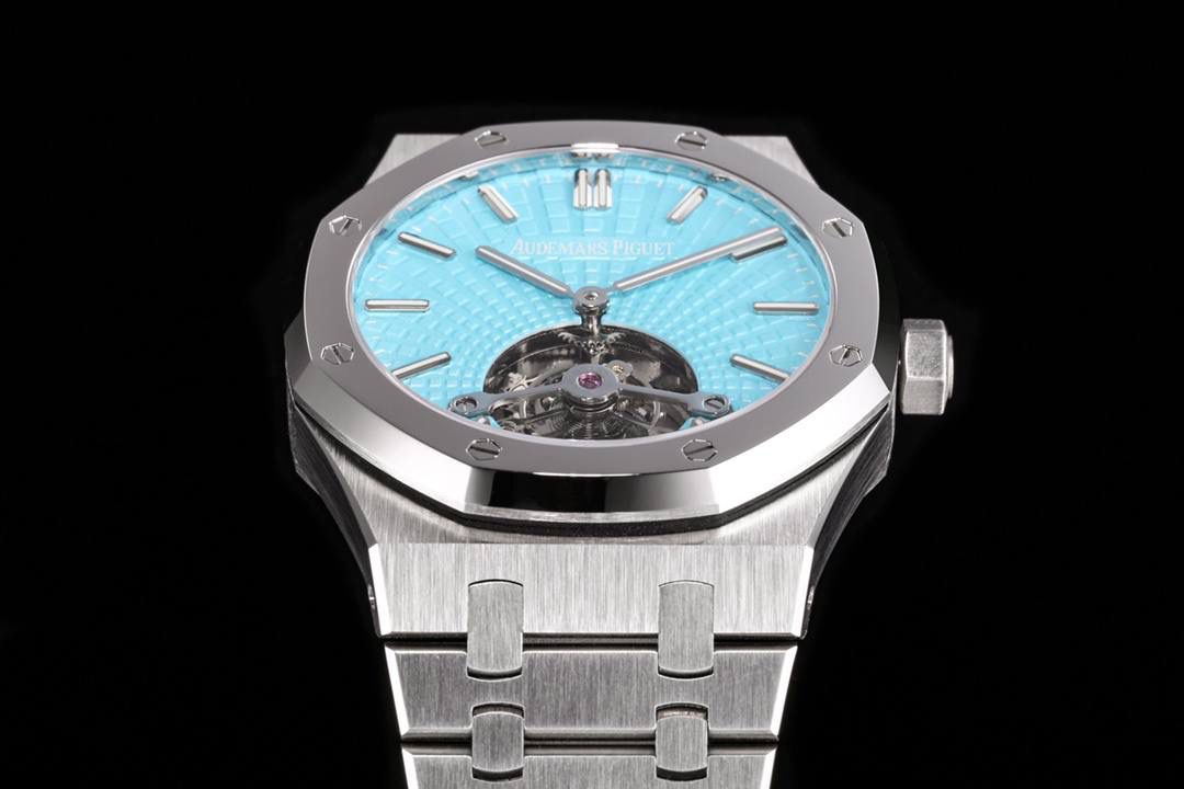 最新发布、爱彼陀飞轮蒂芙尼（蓝色）表盘。接受预定😍‼️ 独家订制Cal.2924机芯，动力储存68小时 爱彼依旧保留的八角形表圈、标志性的六角形螺丝以及经典表带，皇家橡树系列超薄陀飞轮腕表在经典的“Tapsisserie”格纹上进行再度创新，形成了新的格纹“Tapisserie Evolutive”。熟悉又陌生的表盘格纹装饰带来全新观感，成为这款腕表的点睛之笔。表壳直径为41毫米，厚度为11.2毫米，卓越不凡的陀飞轮，因此也得到广大表友的喜爱和关注。