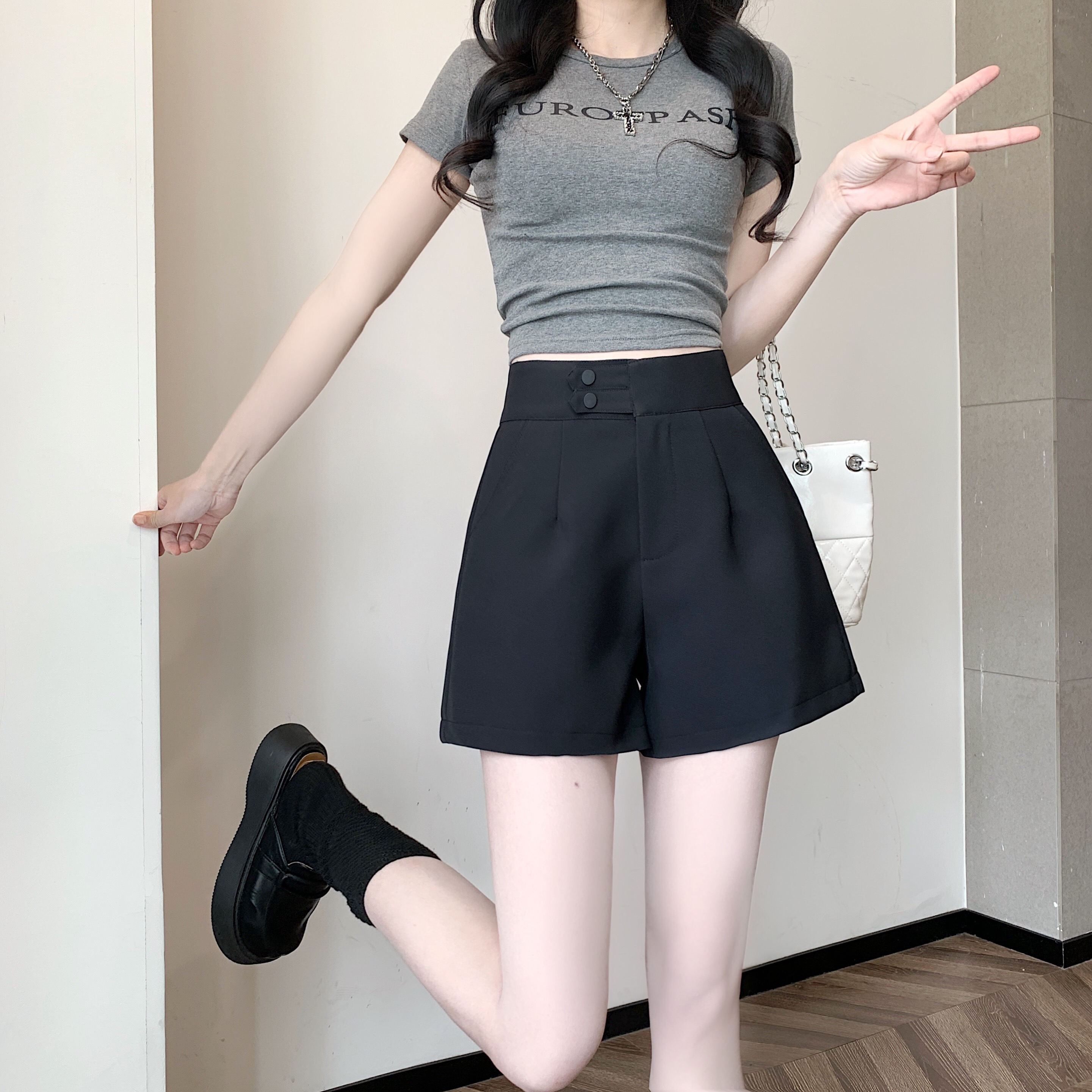 B312(13890) 韩版高腰边双按压钮扣带显瘦捏痕黑短裤