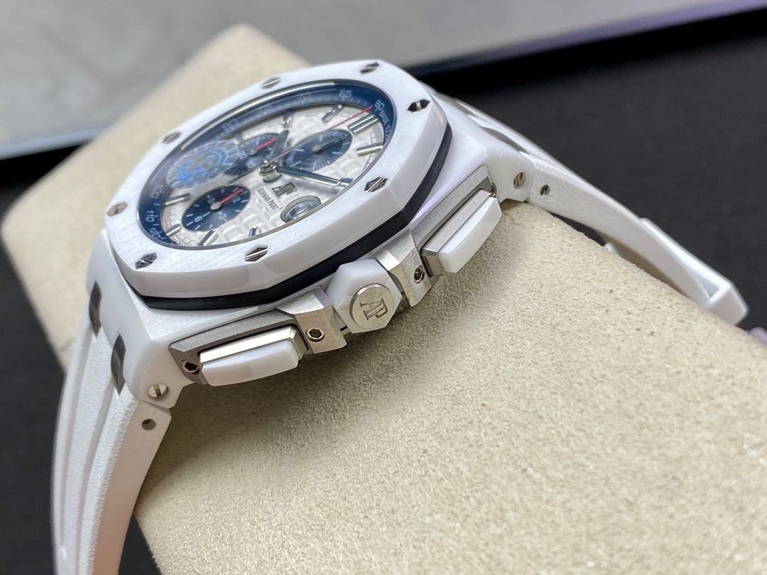 爱彼26400采用进口蓝宝石表镜，镀防眩目蓝膜，任意角度观赏都通透有质感✨。金属拉丝圈口与原装一致，六角螺丝与表框齐平，切割利落、光泽细腻。黑色格纹表盘层次分明，白色字体清晰，红色点缀的小表针格外醒目🔥；日历窗放大效果与正品同步，夜光填充均匀。六边形陶瓷表冠搭配计时按键，整体更显硬朗霸气💪。钛金属透底后盖做工精致，蓝宝石底镜清晰耐磨。搭载7750改3126机芯，走时稳定、动力可靠⚙️⌚