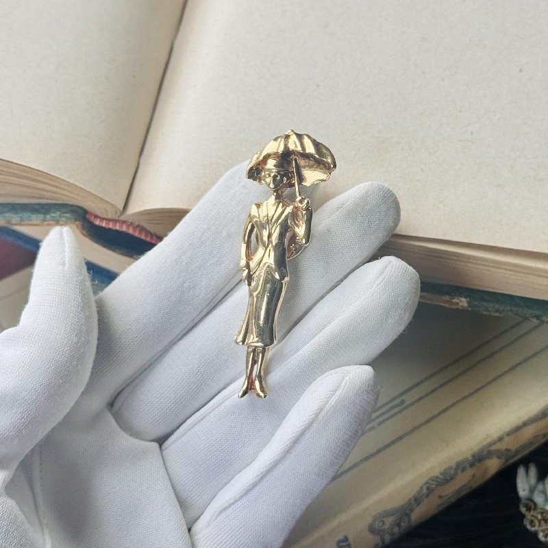 Vintage Golden Lady Holding Umbrella Pin Brooch (MT2358)