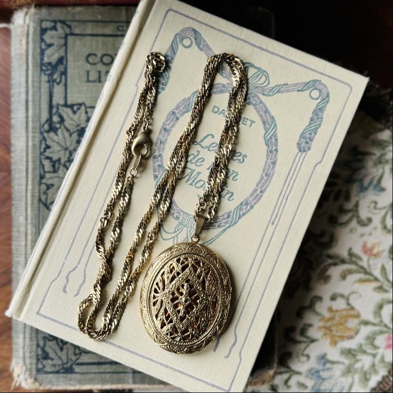 VINTAGE AVON C.A. 1960-70S Large Cutout Filigree Style Locket Pendant Necklace with Elegant Twisting Chain (MT2083)