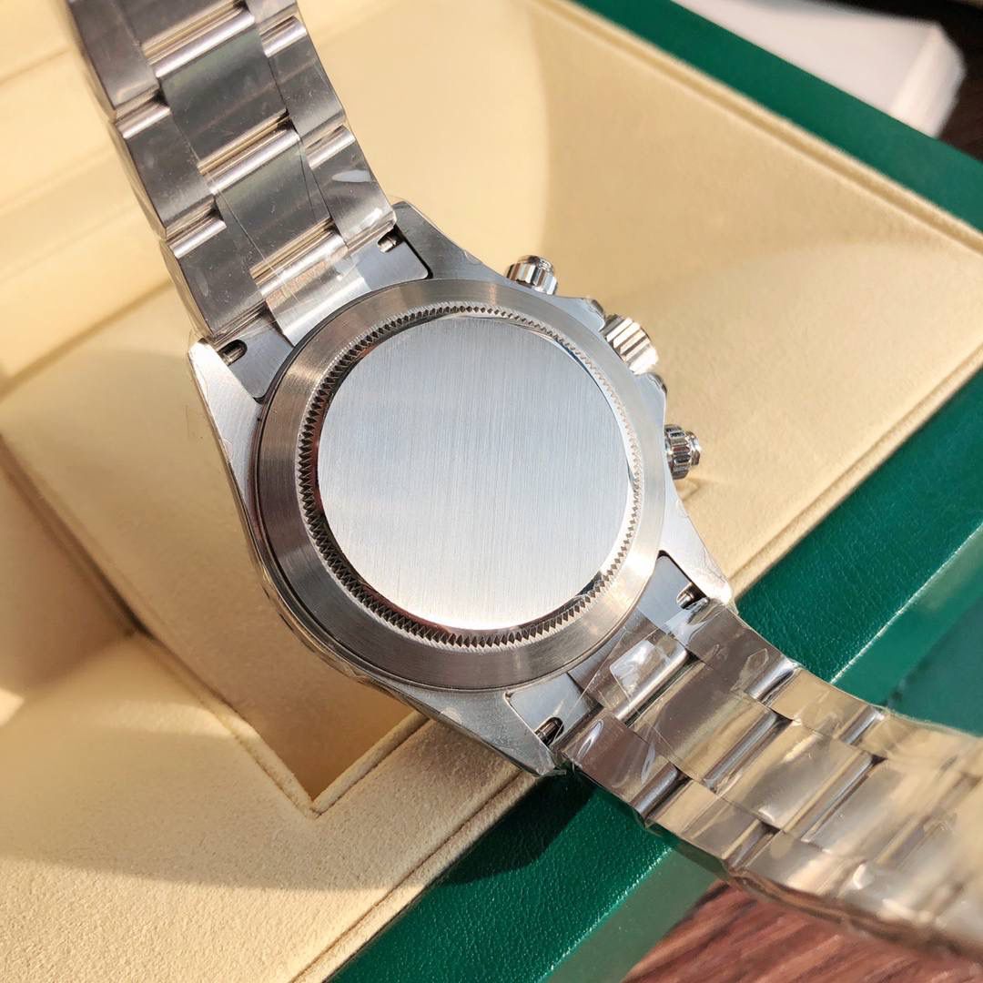 ROLEX 劳力士 迪通拿系列｜匠心之作 ⌚️ 搭载 超级稳定 Cal.4130 机芯，一档调时，计时功能与原装一致（计时秒针＋3/9 位小盘）。 40mm 表径，13.2mm 厚度，目前市面最接近原装比例。 🔥 核心亮点： • 原版开模表壳，结构精准 • 实心陶瓷外圈＋测速刻度，真陶瓷工艺，耐刮不褪色 • 表盘 叠加印刷工艺，字体与 LOGO 微微隆起，质感高级 • 盘面底纹反复校正，色泽与原装高度一致 • 独立开模 金属 Rolex LOGO，立体圆润 • Chromalight 夜光，清晰易读 • 平面蓝宝石镜面，无重影、抗刮耐磨 • 6 点位防伪小皇冠 👑 细节到位 • 表扣采用进口精钢 1:1 散件打磨，钢印、保险环全面对标原装 配 全套顶级包装📦