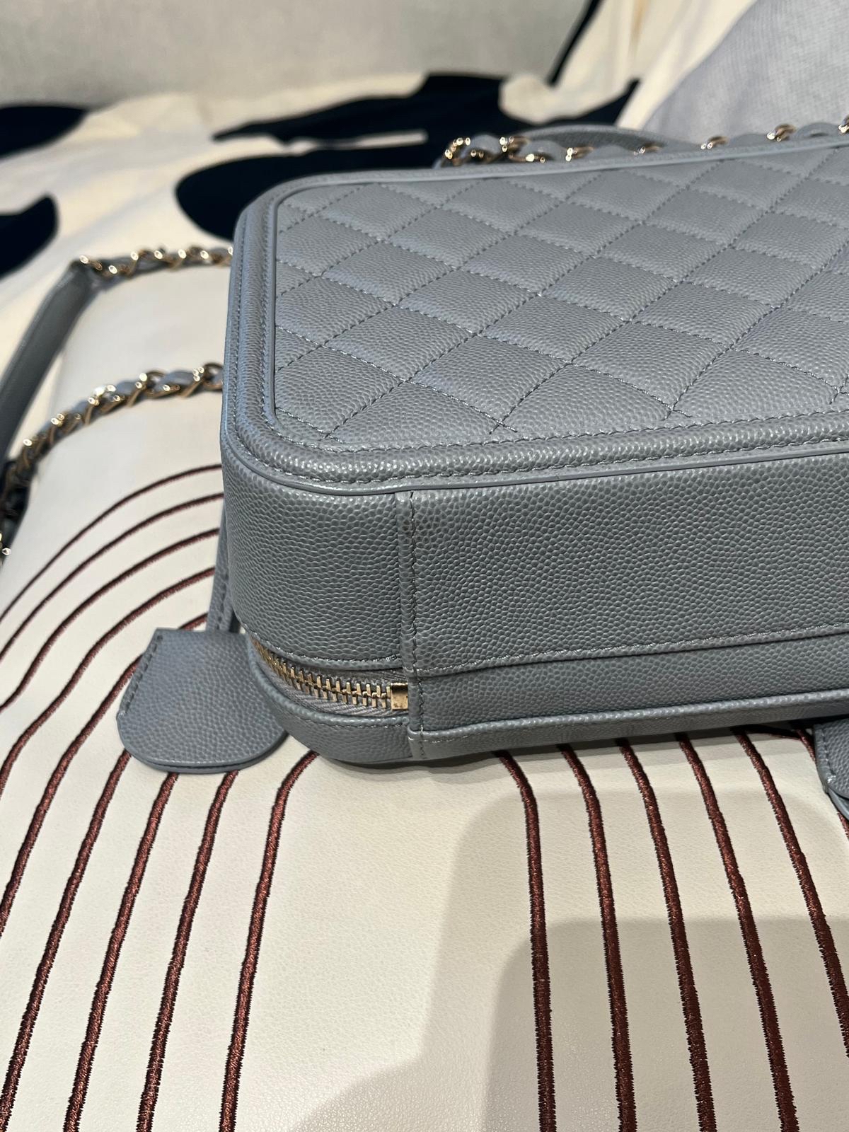 Chanel CC Filigree Medium Light Grey 100%Authentic, 95%New ✅Card ✅Dust bag