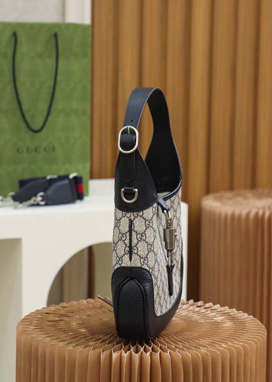 新配色𝐉𝐚𝐜𝐤𝐢𝐞 𝟏𝟗𝟔𝟏原厂皮#678843# YY# 🔹尺寸：28*19*4.5cm🔹 𝑱𝒂𝒄𝒌𝒊𝒆焕新推出全新海军蓝配色系列， 米灰色碰撞海军蓝的设计，颜值太炸了💥 那种复古，那种怀旧感却又不失时尚感， 就是属于越看越好看的真香系列，随意穿搭，都能碰撞出不同的高颜值风格，肩带可调节，单肩/斜挎/腋下，都非常有品味的气息，满满的高级感！