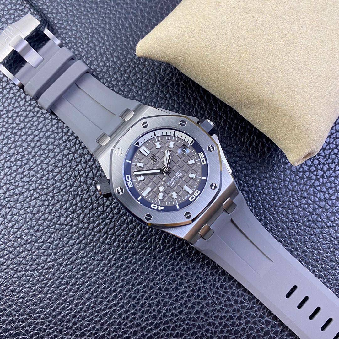 新款亮相 爱彼潜水表——新款爱彼15720！腕表尺寸42mmX14.2！ 1:表壳采用精钢表壳，搭配防眩光处理蓝宝石水晶玻璃表镜和表底，黑色陶瓷旋入式表冠，全部数据材质采用正品扫描对标。 2:机芯采用9015改全新的Calibre 4308自动上链机芯，走时稳定，无售后忧虑 3:独家最强机芯夹板打磨，更加立体。全新特调陀片颜色 4:最人性化的活动头粒缓冲，确保吻合正品 5:表盘镌刻“Méga Tapisserie”超大格纹装饰，搭配荧光立体时标和皇家橡树指针，黑色旋转内表圈搭配米色0至15分钟区域 6:采用进口夜光填充，最持久的夜光和最齐的内应刻度 7:原装一致倍数放大镜日历窗口，超强通透性 8:表带采用最新款开模的进口橡胶带，无论纹路颗粒还是质量全部吻合正品，质感更高级。 功能走时精准稳定！