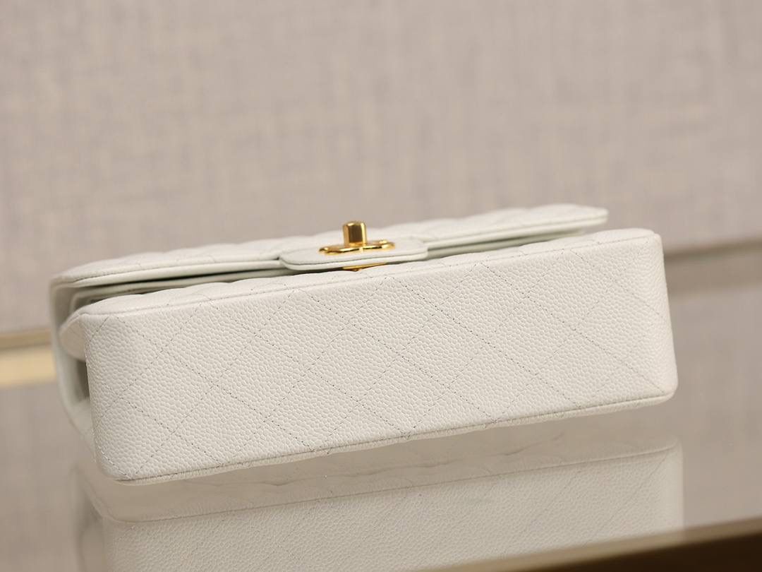 CF白金23cm👜 我们家的货出来就是风靡全球💯❤️‍🔥 独家正品原厂皮渠道货、荔枝纹银扣出货啦！ 独家渠道货，真正的进口原厂货，正品工艺品质，我们确保所有材料，五金，车线，油边都达到正品百分百的原厂渠道材料，连味道都能一样💕 尺寸：23X14.5X6cm