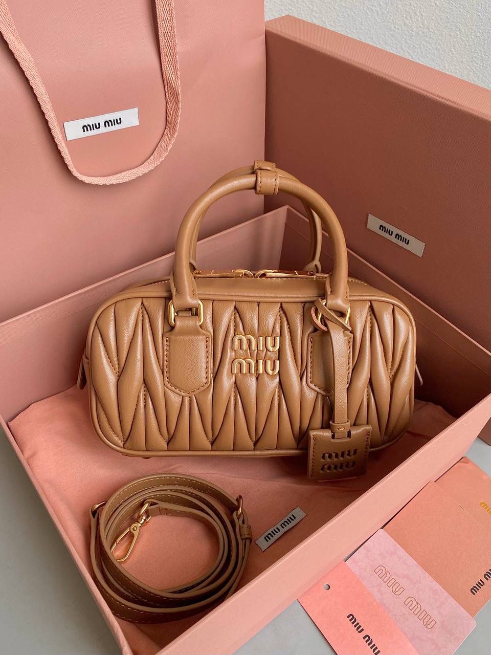 🈶焦糖小号 𝗠𝗶𝘂𝗠𝗶𝘂褶皱保龄球 火爆全网都不用多说，人手一只的程度 我们用的是进口小羊皮！非国产皮料 肉眼可见的细腻，软软糯糯触感非常好！他家经典独特的褶皱工艺，是要有一定厚度 底料太薄了都做不出它的饱满和弹性 更不是市场通货干瘪瘪的褶皱，实在太假 我们新合作的老师傅在这细节上扣的很认真 一缕一折都有zp的神韵，且做到对版！！ 追求高品质的来🔥⚡️ 小号：22×10.5×7.5cm，#F0011m 大号：27x12x9cm