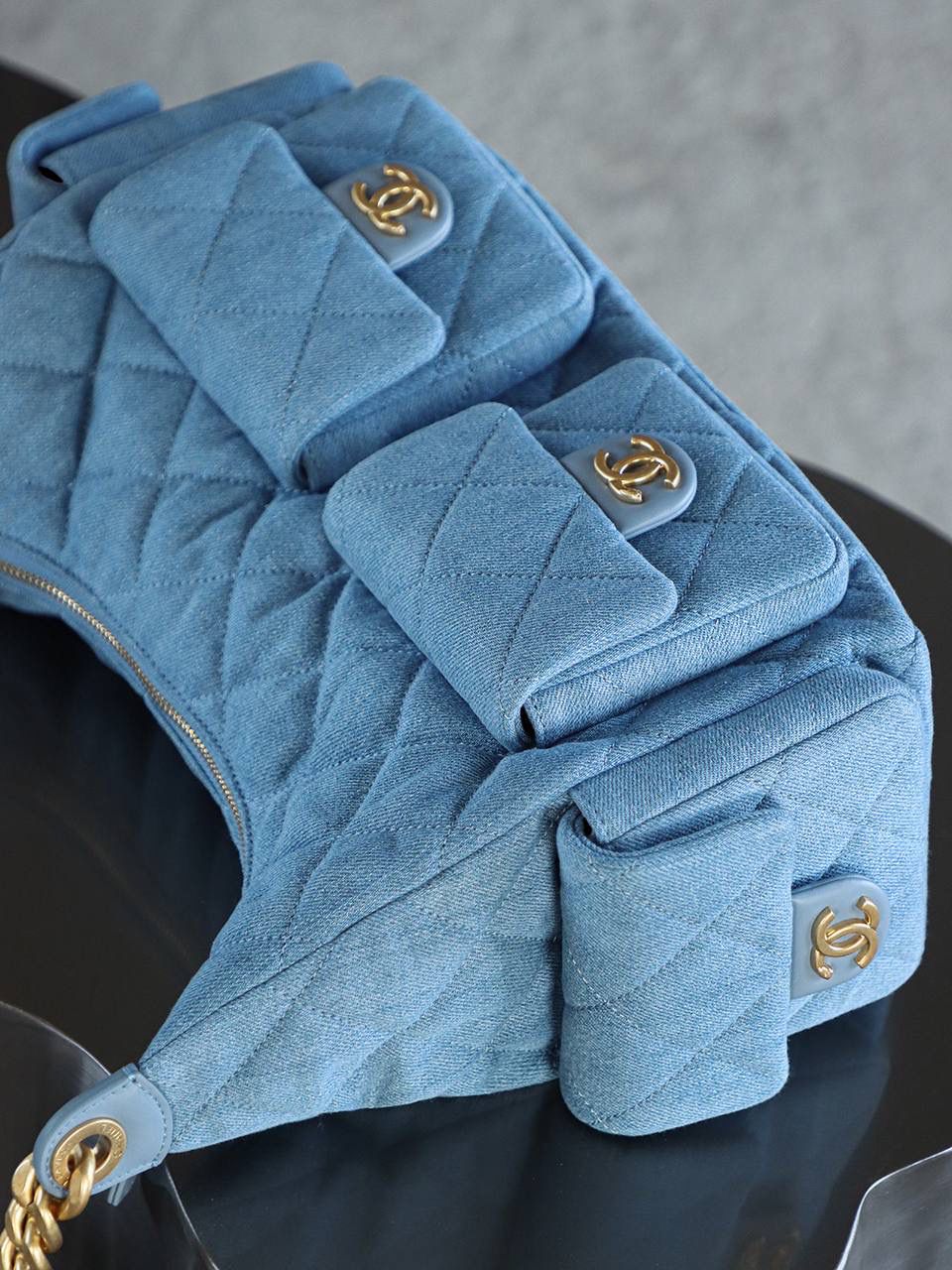 25C Hobo丹宁牛仔大號雙肩包鑒定版👜 一包一碼 支持全球鑒定查驗身份證原廠專G Fashion Art意大利過關清單資料可査詢 25C這一季人氣王者hobo丹寧牛仔，低飽和度牛仔淺藍，超級養眼，可甜可颯！ Jennie同款火到出圈，不管是簡約設搭配還是精緻小女人，都能瞬間提升整體的時髦度！ 五金：厚镀24K复古金 皮料：意大利Fashion Art牛仔 尺寸：27*35*18cm