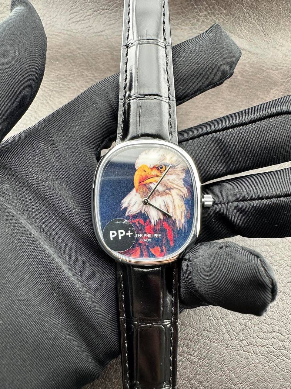 PP➕ Factory2025新品首发｜百达5738系列 68克配重版 复刻经典，更胜经典——GOLDEN ELLIPSE 黄金椭圆腕表重磅登场！ ✅ 黄金分割美学重塑：遵循1:1.6181经典比例，34.5MM×39.5MM椭圆表径搭配7.7MM纤薄厚度，复刻古典韵味与佩戴舒适度。 ✅ 316L精钢表壳：介于圆形与矩形之间的别致椭圆轮廓，还原原版线条张力，质感细腻出众。 ✅ 3D立体云贝母表盘：专属浮雕打印工艺，折射神秘深邃光泽，告别市面暗淡平庸款，上手自带高光。 ✅ 定制进口小牛皮表带：21X16尺寸对版原配，搭配同型椭圆表扣，与表壳设计遥相呼应，贴合手腕更显格调。 ✅ 9015精准机芯：走时稳定精准，兼顾实用性与耐用性，日常佩戴无压力。 PP➕不做“远观款”，只为呈现最接近原版的真实佩戴体验——从细节质感 to 上手触感，每一处都经得起近距离审视，让经典韵味在腕间完美延续！